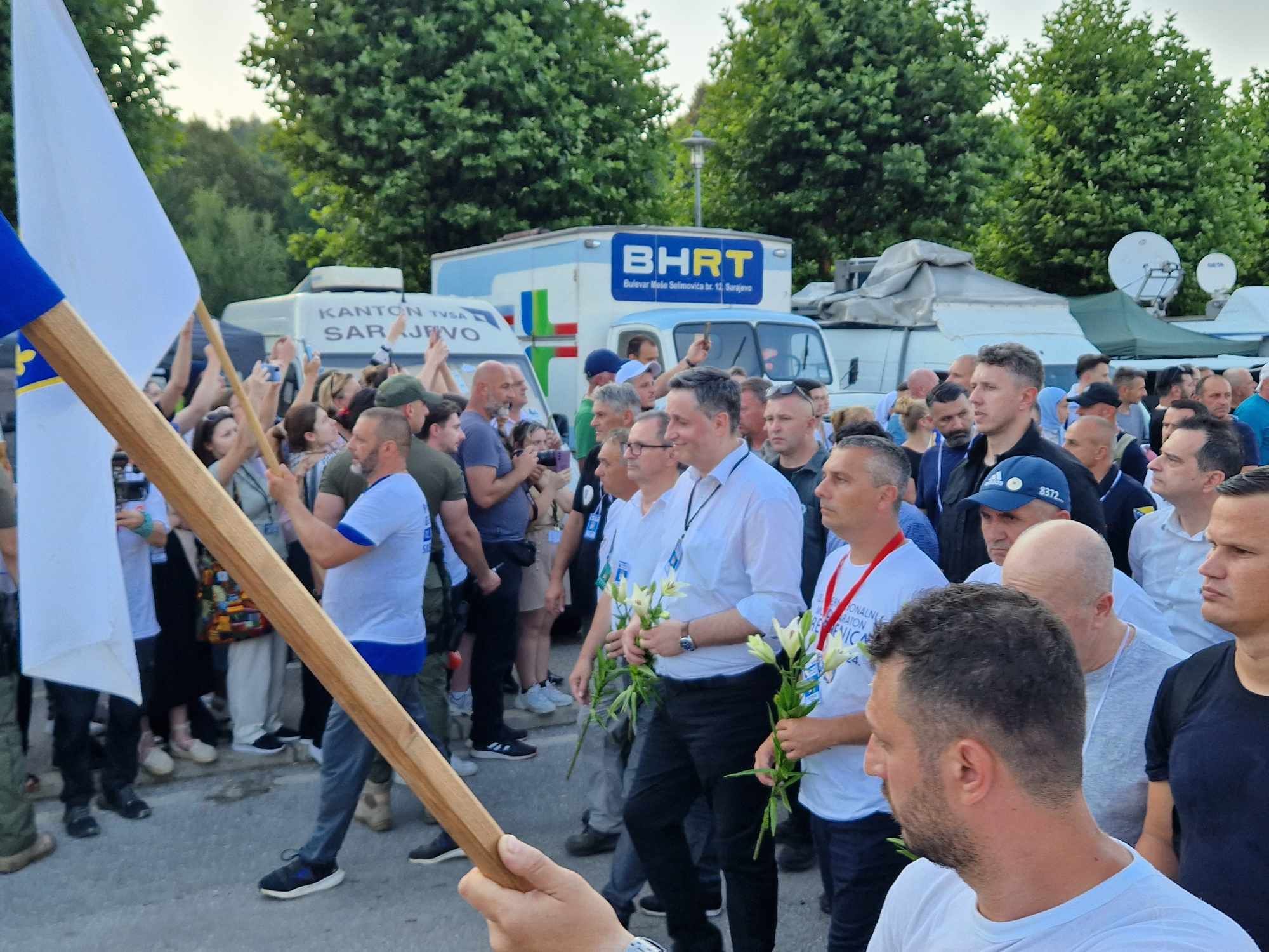 Marš mira počeo je tradicionalno u Nezuku, selu u kojem su preživjeli Srebreničani našli spas nakon proboja do slobodnog teritorija