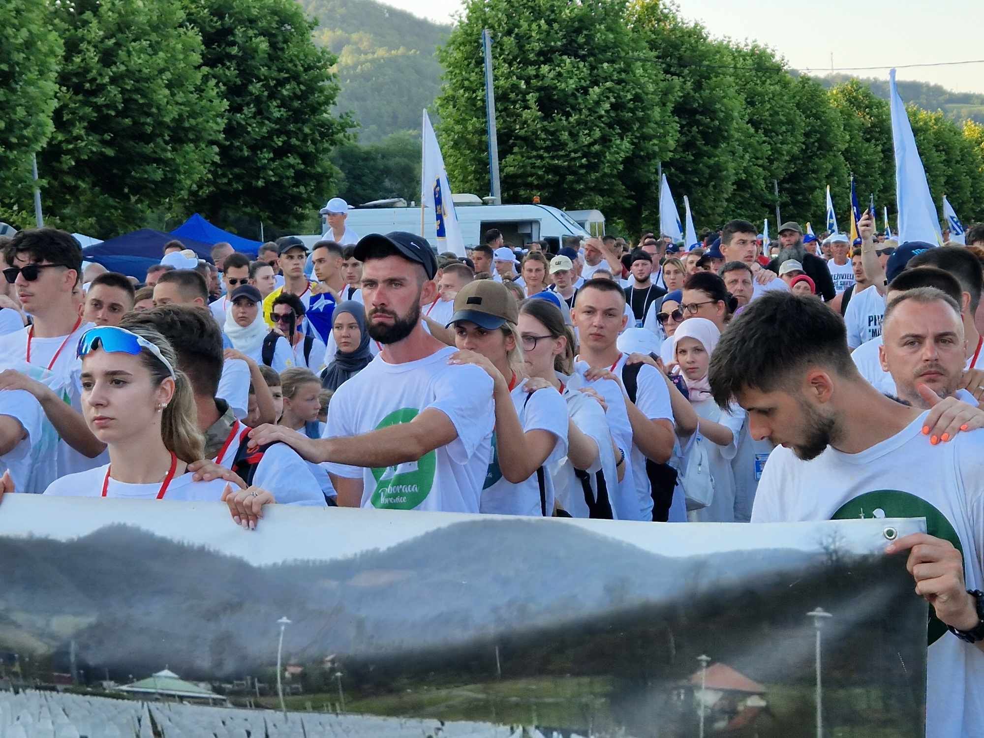 Marš mira počeo je tradicionalno u Nezuku, selu u kojem su preživjeli Srebreničani našli spas nakon proboja do slobodnog teritorija
