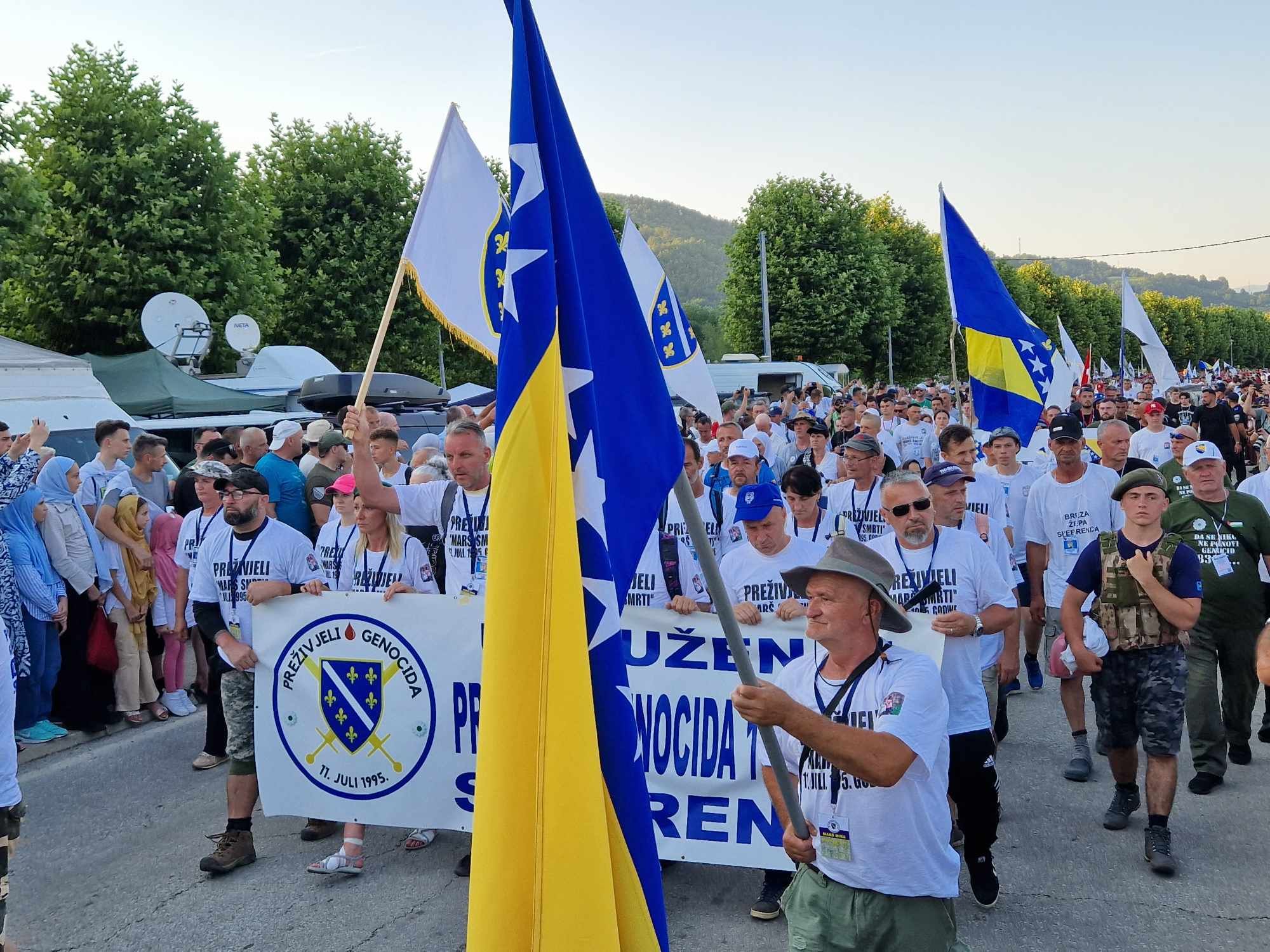 Marš mira počeo je tradicionalno u Nezuku, selu u kojem su preživjeli Srebreničani našli spas nakon proboja do slobodnog teritorija