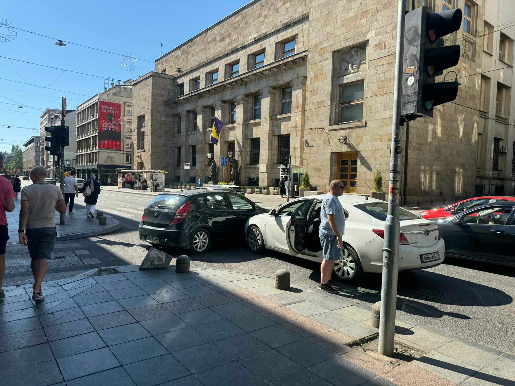 Prilikom nesreće pričinjena manja materijalna šteta                         