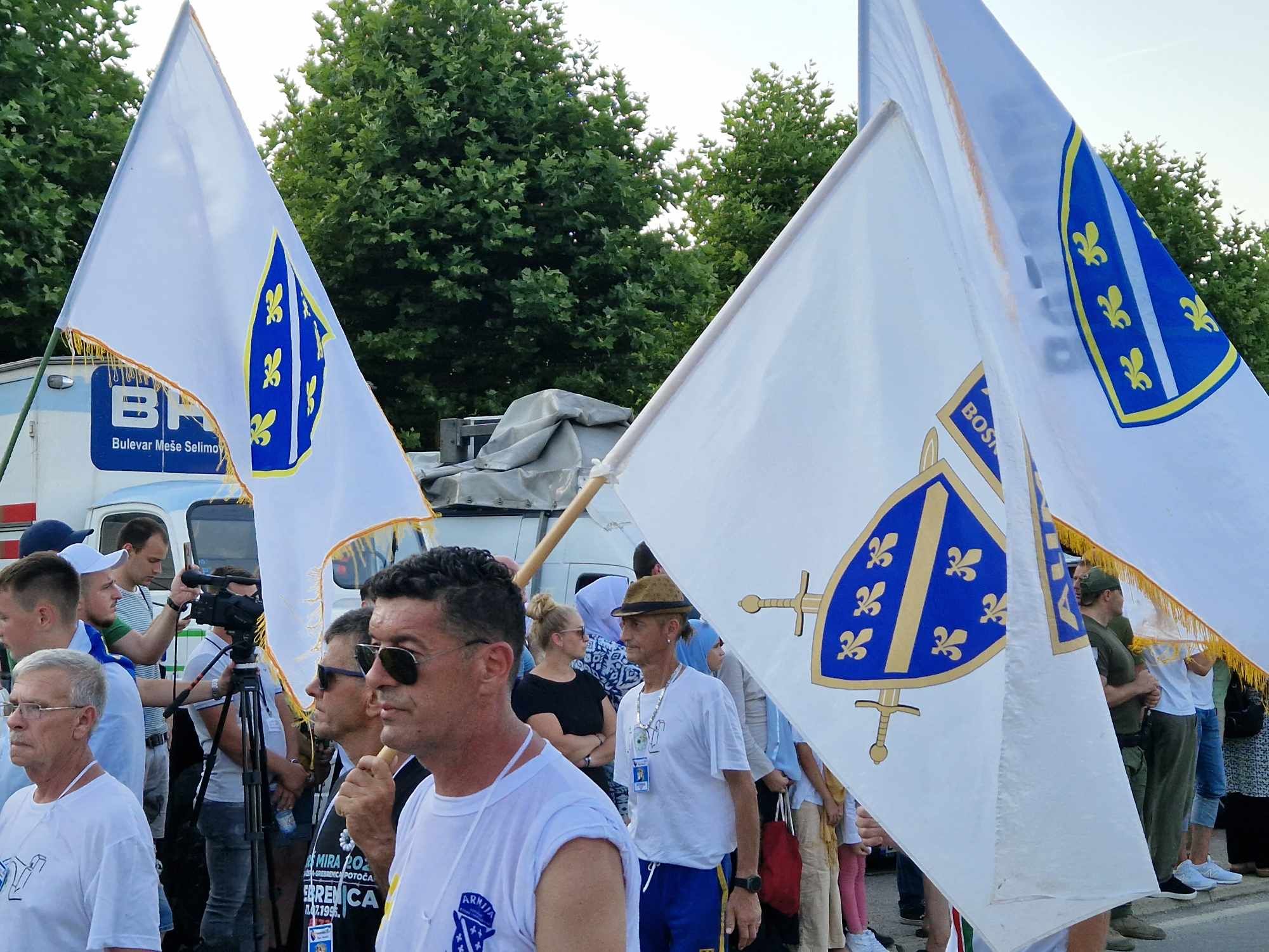 Marš mira počeo je tradicionalno u Nezuku, selu u kojem su preživjeli Srebreničani našli spas nakon proboja do slobodnog teritorija