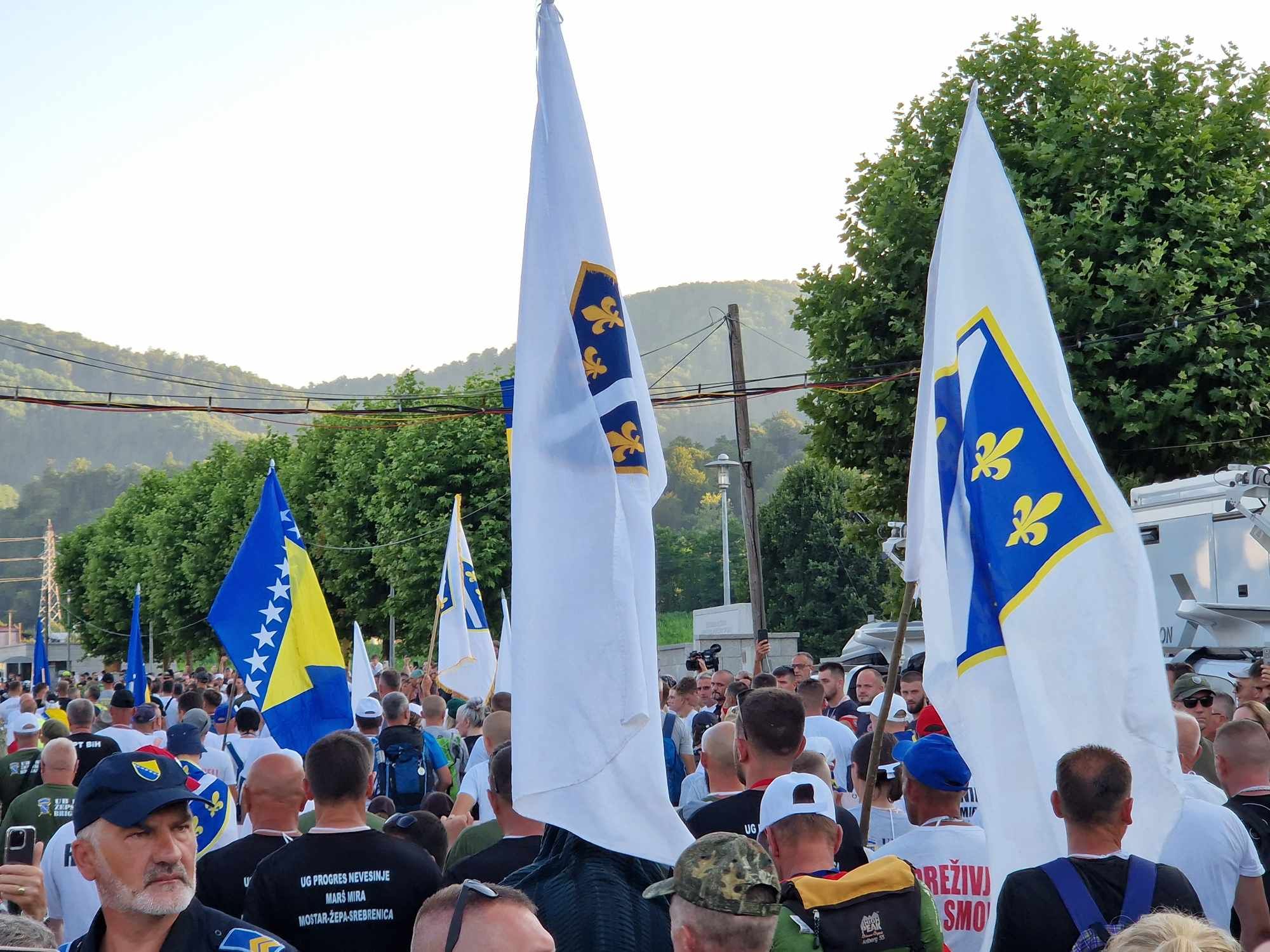 Marš mira počeo je tradicionalno u Nezuku, selu u kojem su preživjeli Srebreničani našli spas nakon proboja do slobodnog teritorija