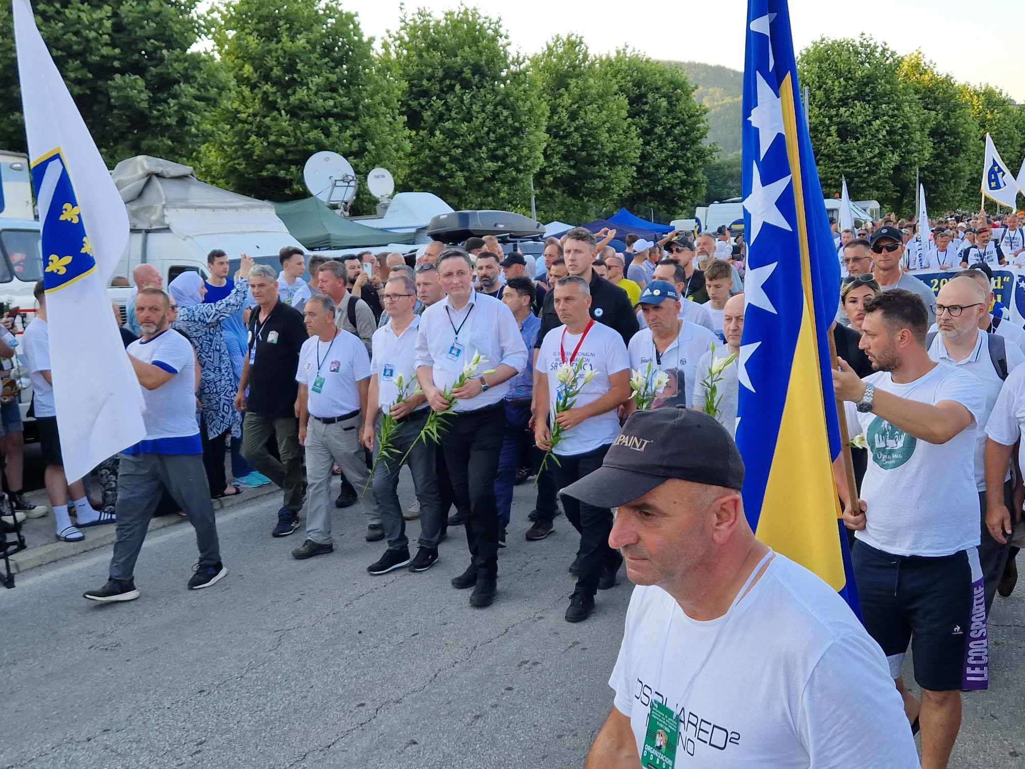 Marš mira počeo je tradicionalno u Nezuku, selu u kojem su preživjeli Srebreničani našli spas nakon proboja do slobodnog teritorija