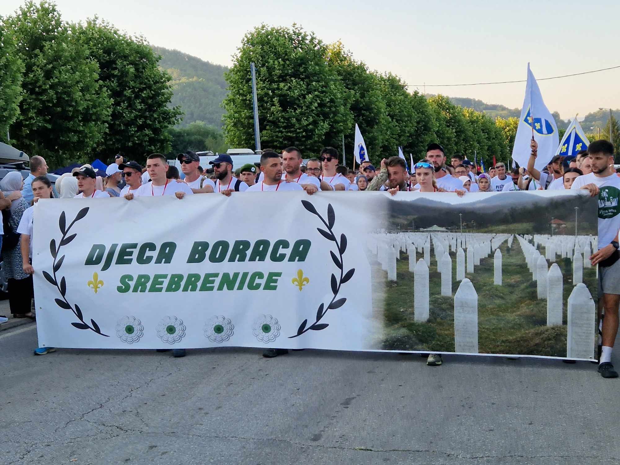 Marš mira počeo je tradicionalno u Nezuku, selu u kojem su preživjeli Srebreničani našli spas nakon proboja do slobodnog teritorija
