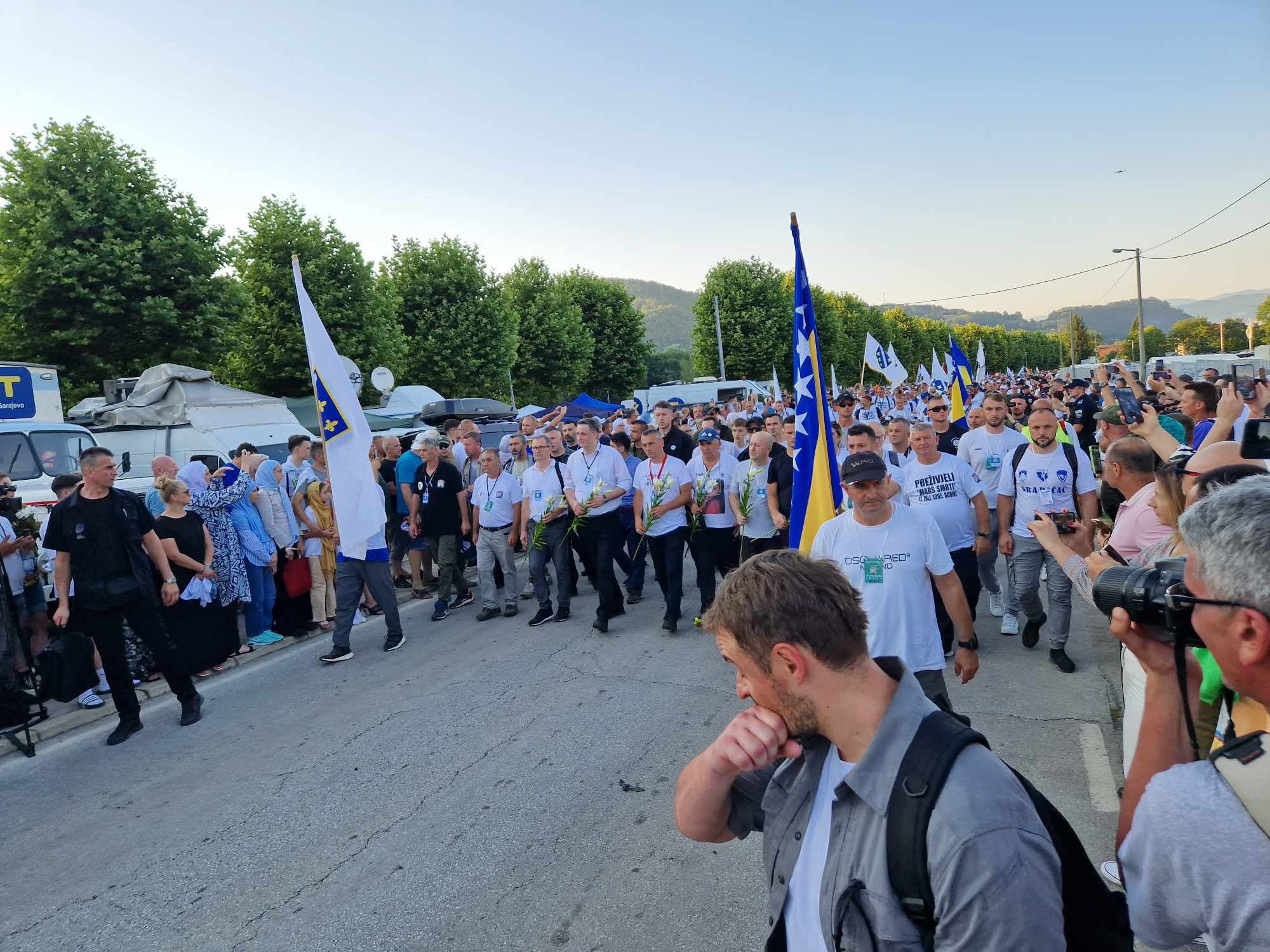 Marš mira počeo je tradicionalno u Nezuku, selu u kojem su preživjeli Srebreničani našli spas nakon proboja do slobodnog teritorija