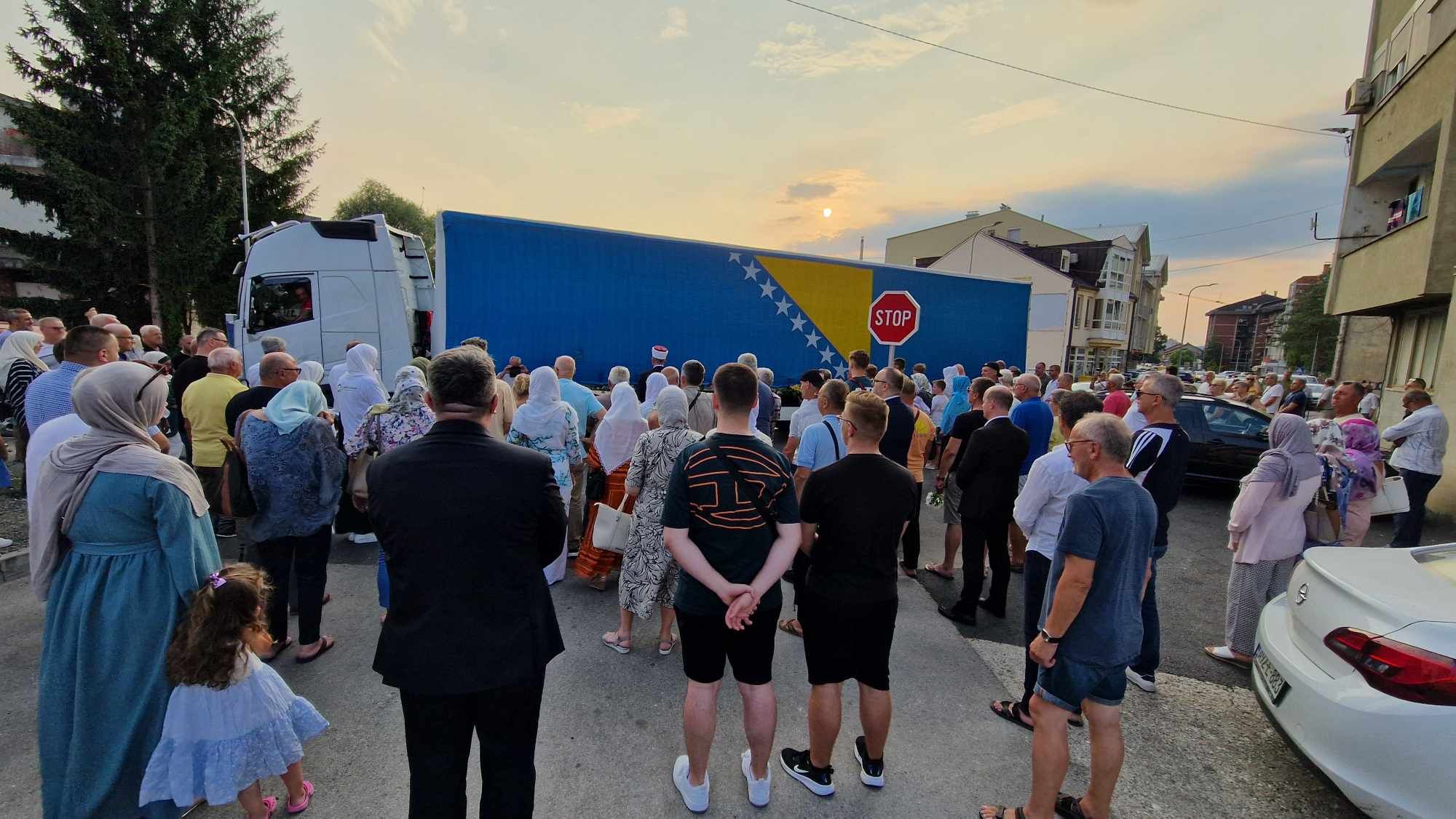 Brojni građani dočekali su tužnu povorku                                                                                                