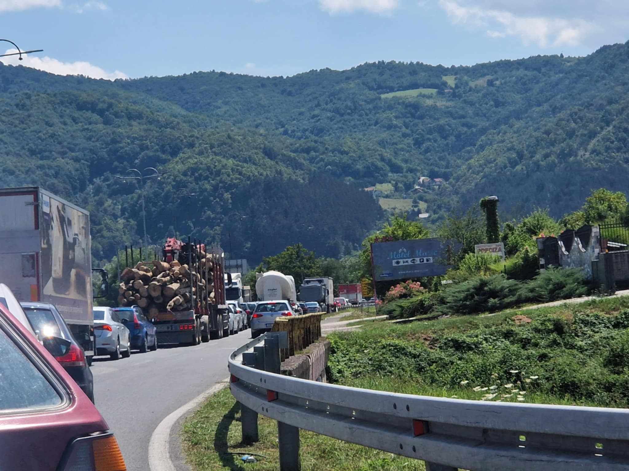 Saobraćaj se odvija otežano, jednom trakom                                                                                            