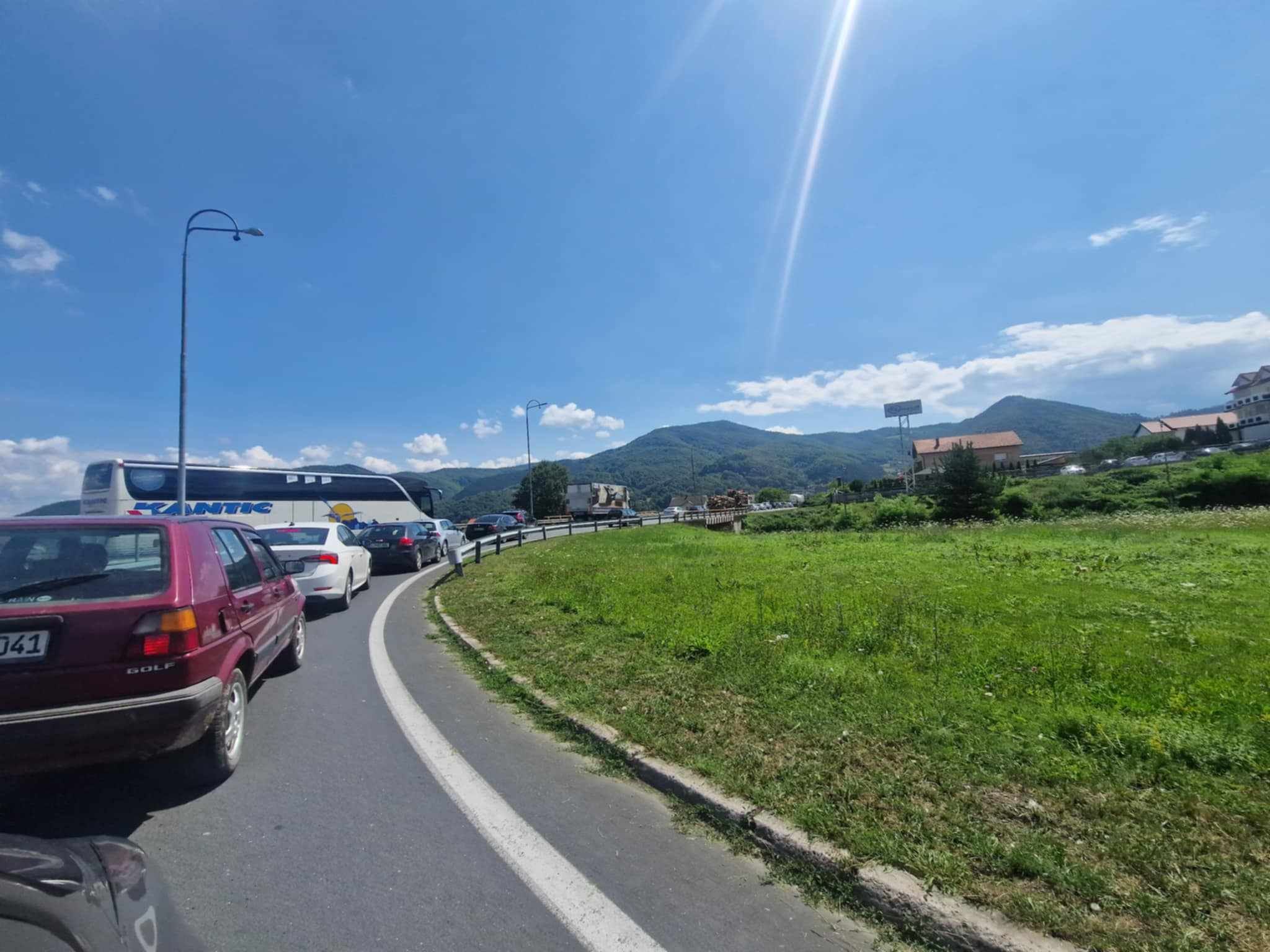 Saobraćaj se odvija otežano, jednom trakom                                                                                            