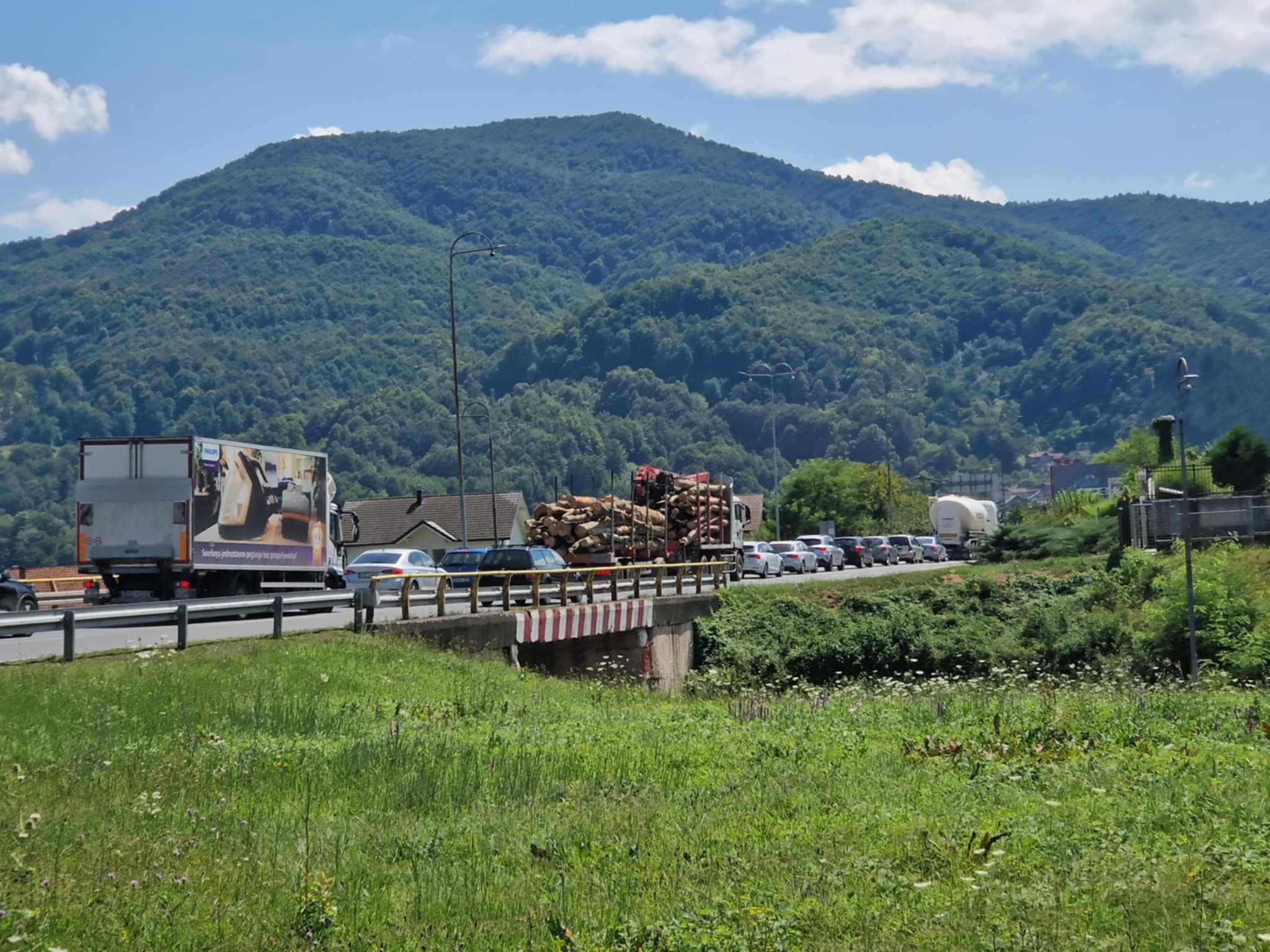 Saobraćaj se odvija otežano, jednom trakom                                                                                            