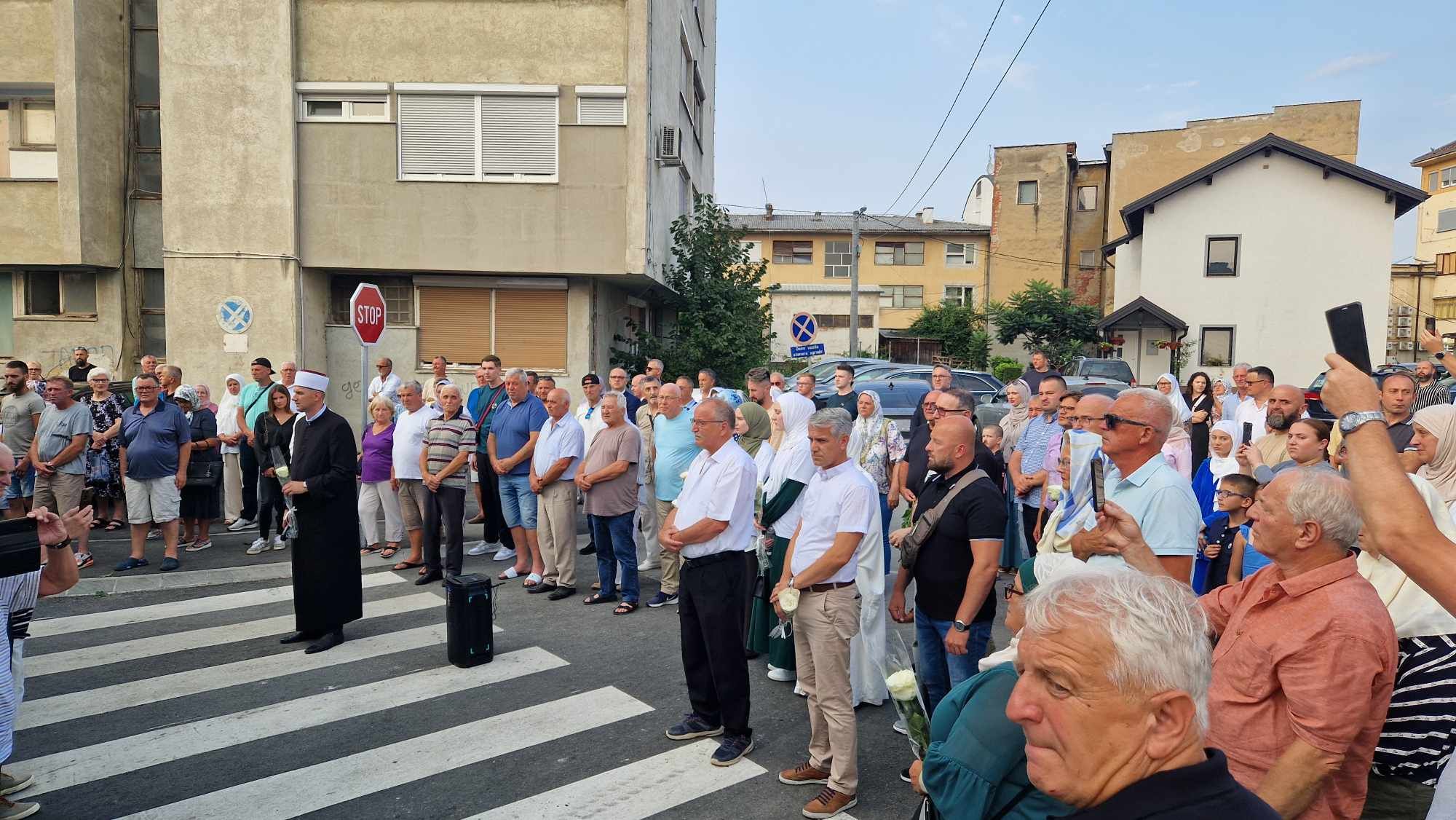Brojni građani dočekali su tužnu povorku                                                                                                