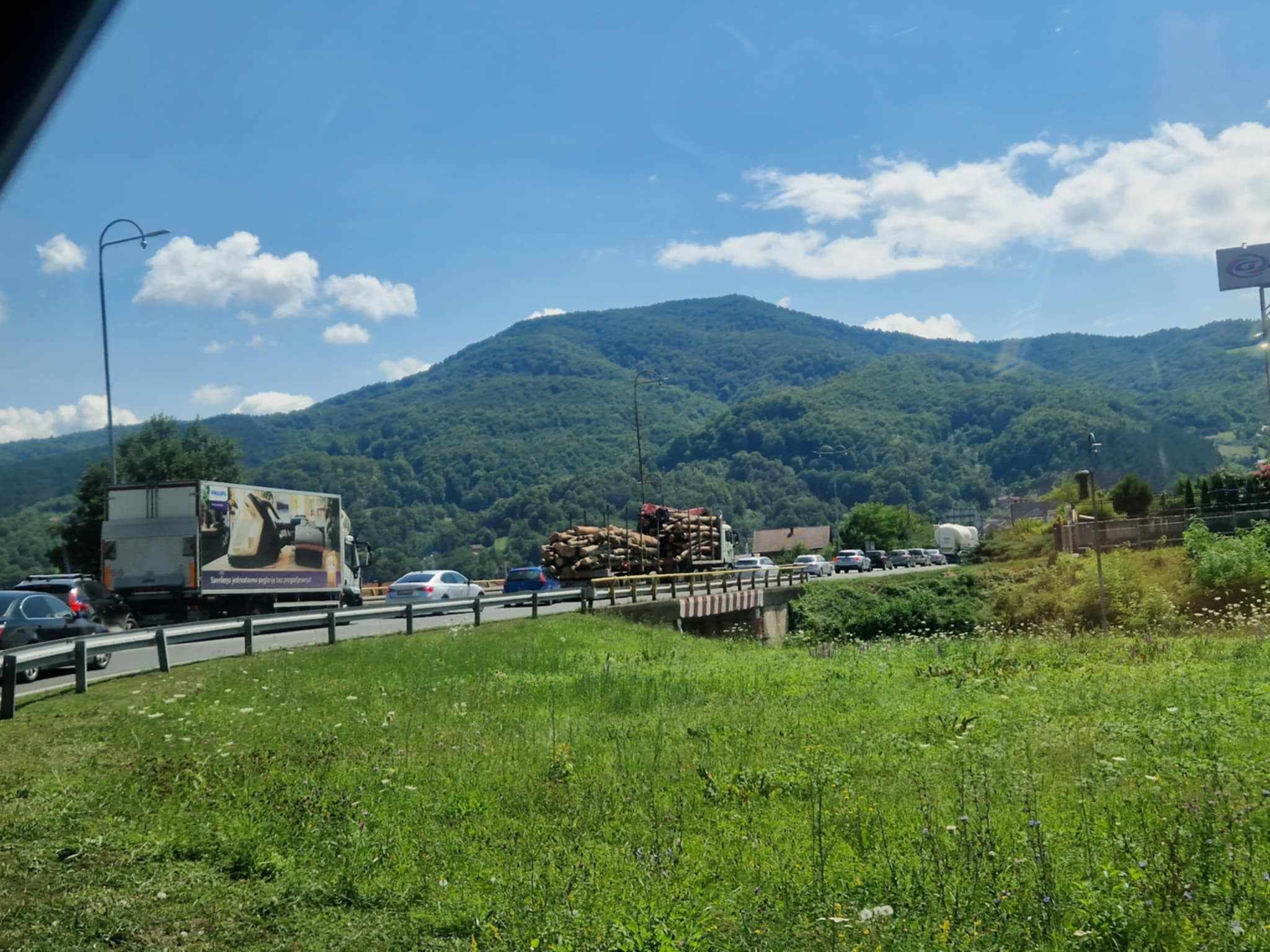 Saobraćaj se odvija otežano, jednom trakom                                                                                            