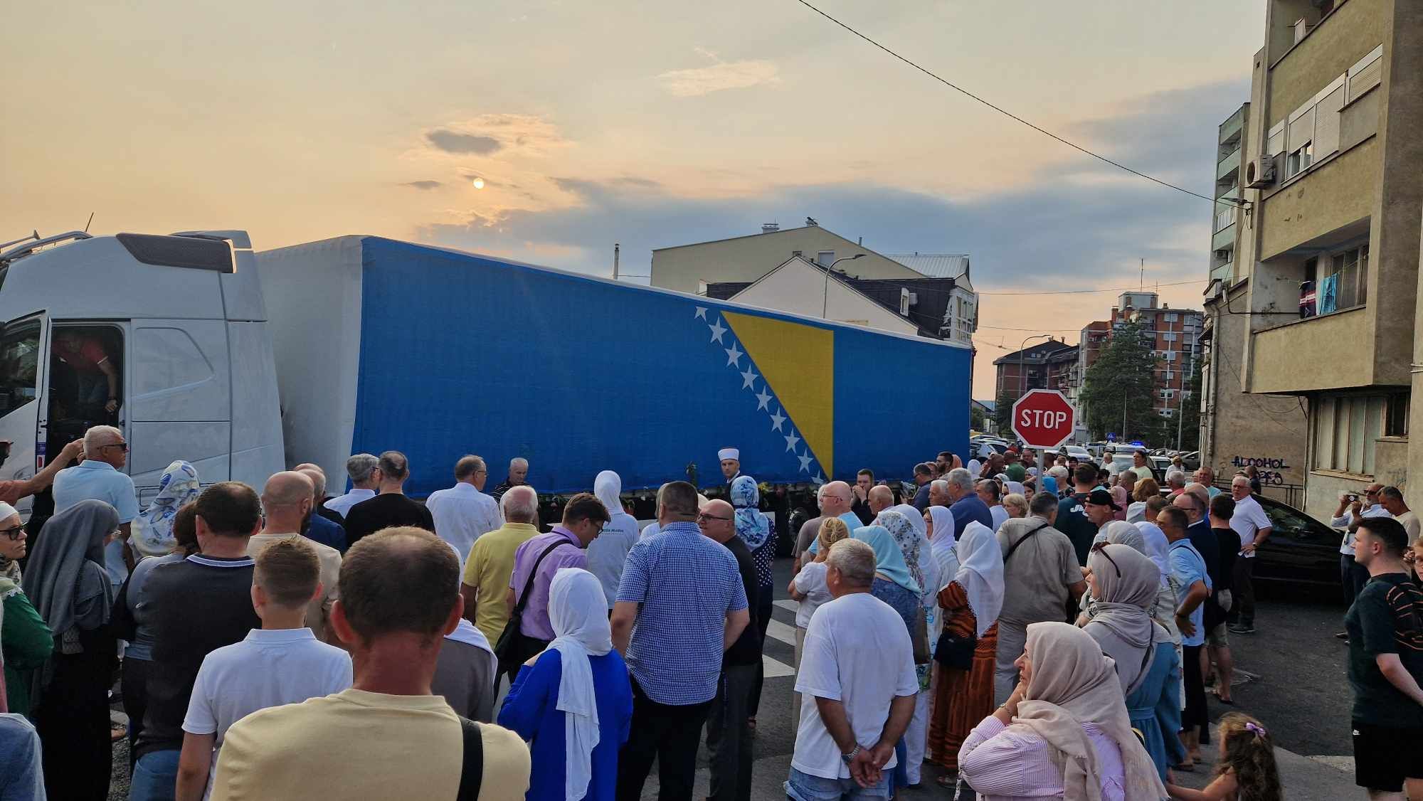 Brojni građani dočekali su tužnu povorku                                                                                                