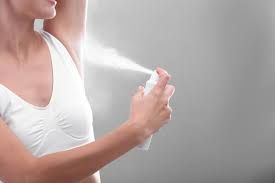Stručnjaci preporučuju nanošenje antiperspiranta noću, jer tada znojne žlijezde manje rade
