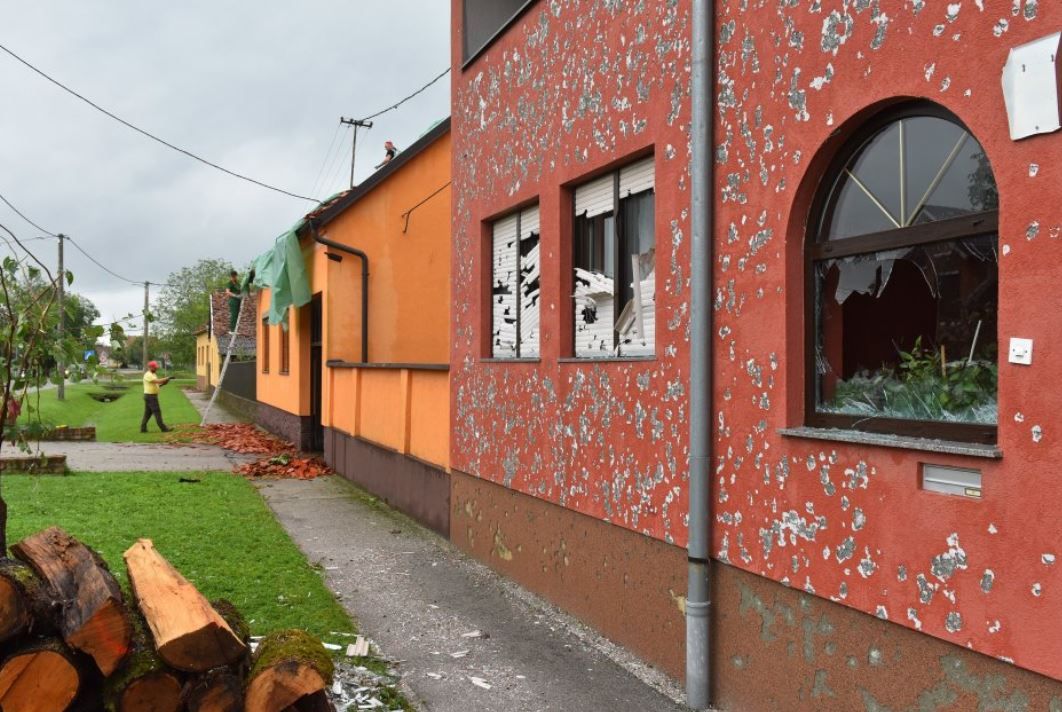 Oštećeno je više od 1100 porodičnih kuća na čijim je krovištima sanacija započela još u utorak