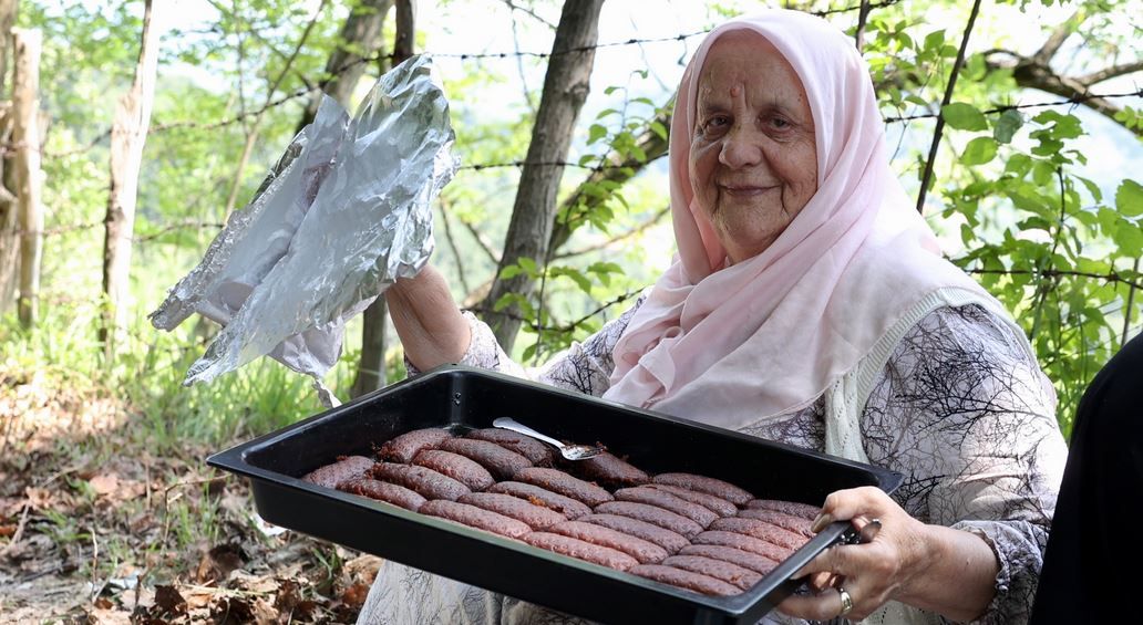 Učesnici joj se posebno obraduju, a ona kaže kako je sretna što može pomoći na ovaj način
