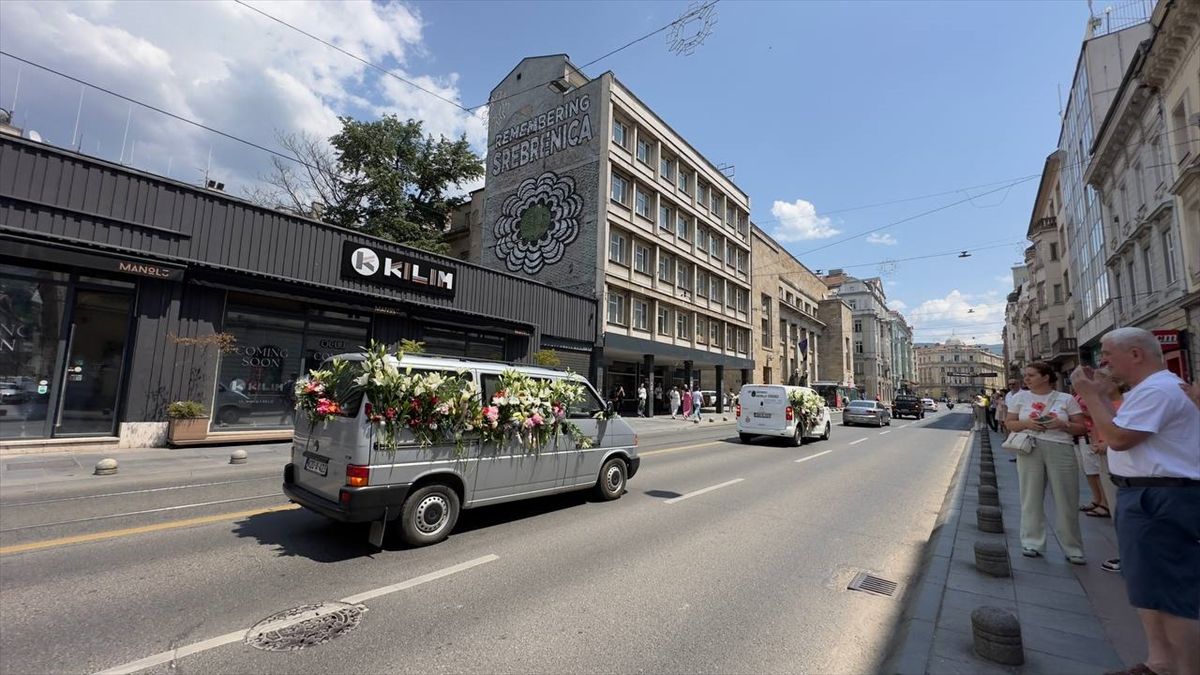 Tabuti s posmrtnim ostacima 14 žrtava genocida nad Bošnjacima u Srebrenici stigli su, na putu prema Potočarima, pred zgradu Predsjedništva BiH u Sarajevu.