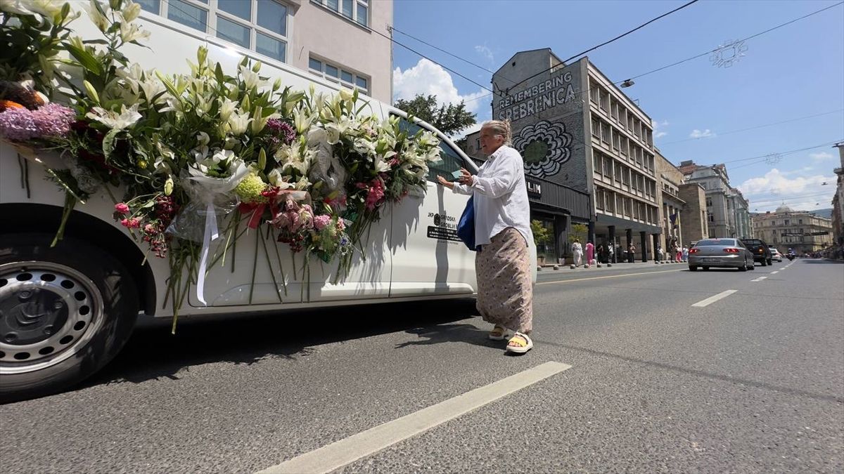 Tabuti s posmrtnim ostacima 14 žrtava genocida nad Bošnjacima u Srebrenici stigli su, na putu prema Potočarima, pred zgradu Predsjedništva BiH u Sarajevu.