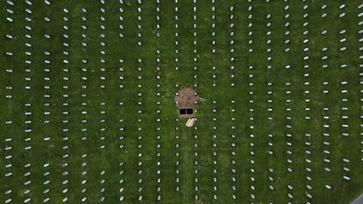 Mezarje Memorijalnog centra iz zraka: Bijeli nišani svjedoci genocida nad Bošnjacima