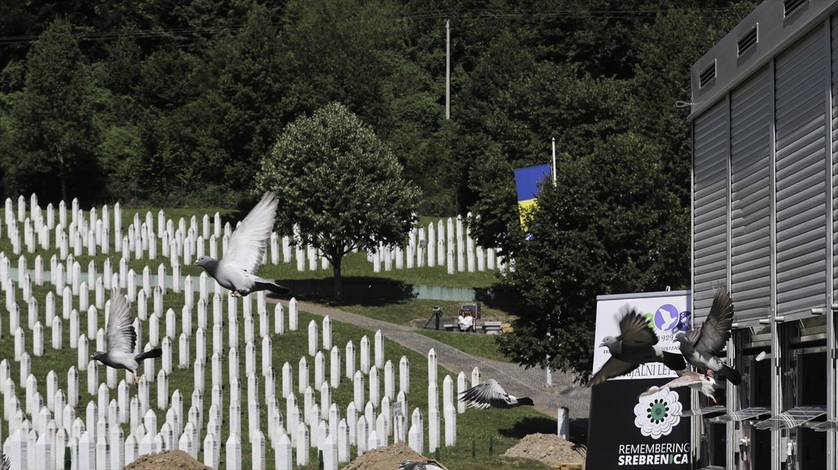 Memorijalni let za žrtve genocida u Srebrenici: U Potočarima pušteno oko 320 golubova