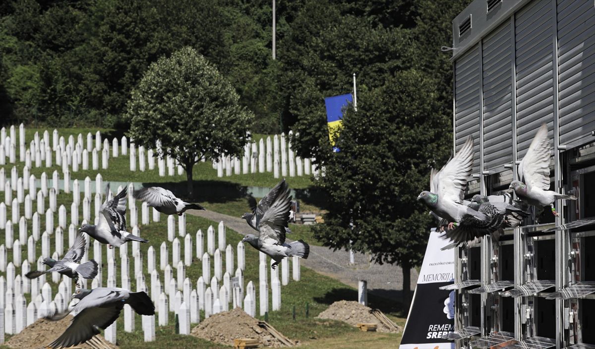 Memorijalni let za žrtve genocida u Srebrenici: U Potočarima pušteno oko 320 golubova