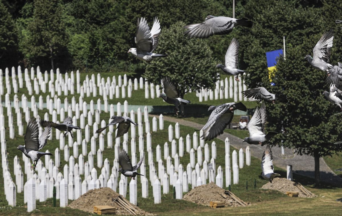 Memorijalni let za žrtve genocida u Srebrenici: U Potočarima pušteno oko 320 golubova
