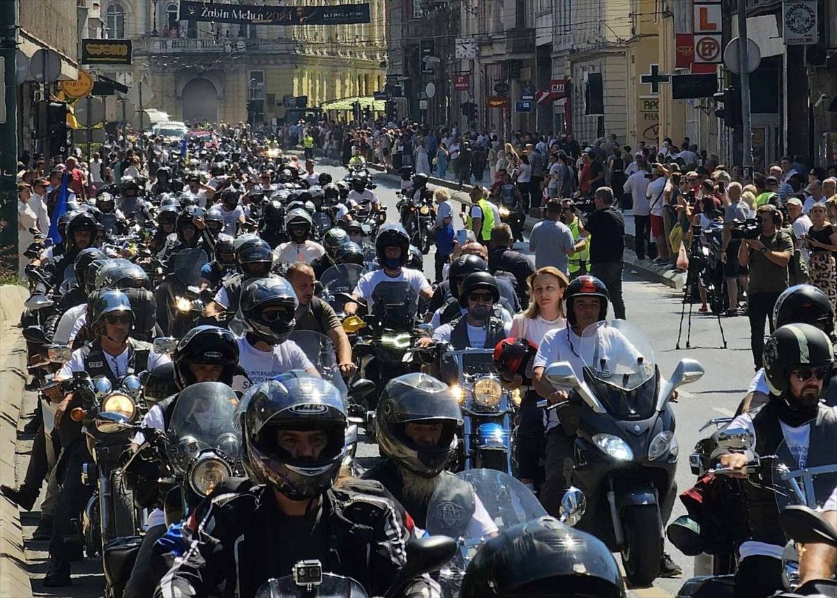 Motociklisti su krenuli s Ilidže, a potom su formirali kolonu te uz policijsku pratnju napravili defile kroz Sarajevo.