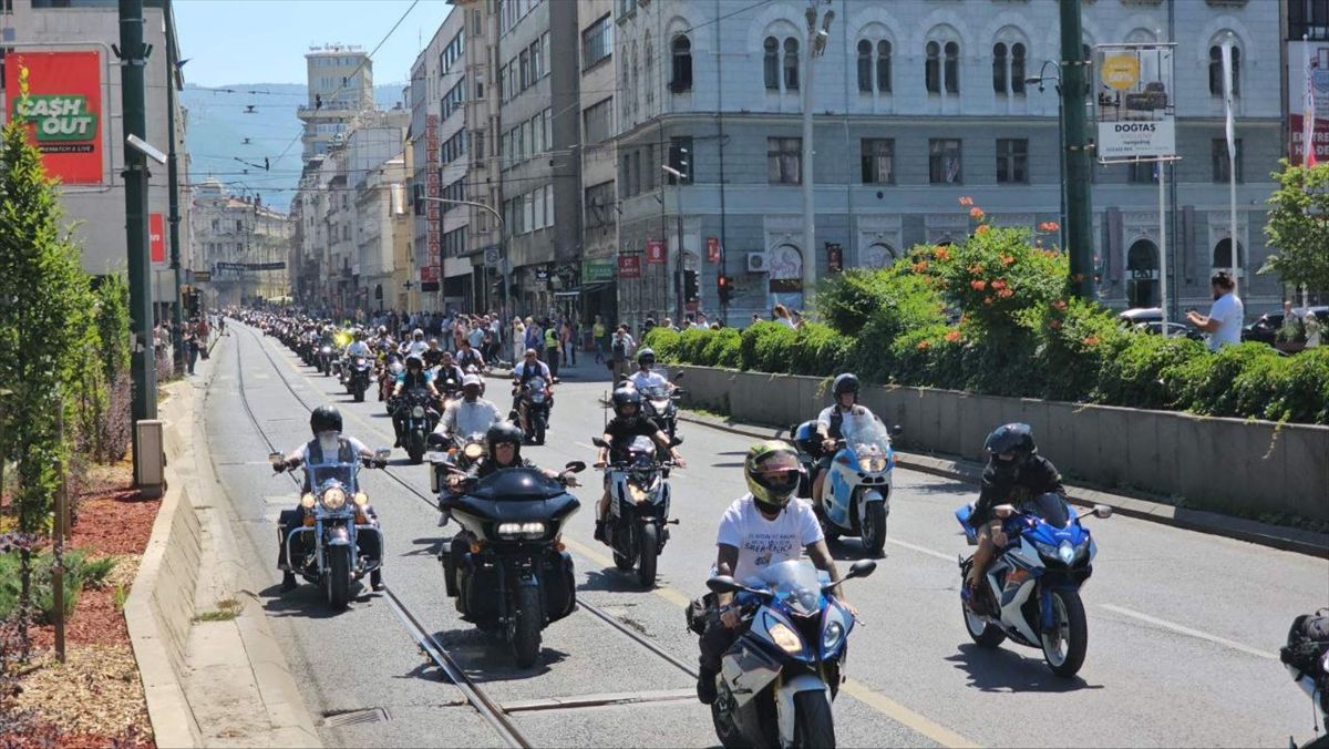 Motociklisti su krenuli s Ilidže, a potom su formirali kolonu te uz policijsku pratnju napravili defile kroz Sarajevo.
