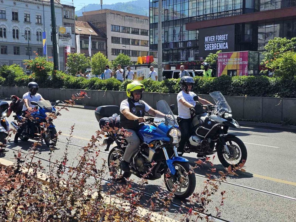 Motociklisti su krenuli s Ilidže, a potom su formirali kolonu te uz policijsku pratnju napravili defile kroz Sarajevo.