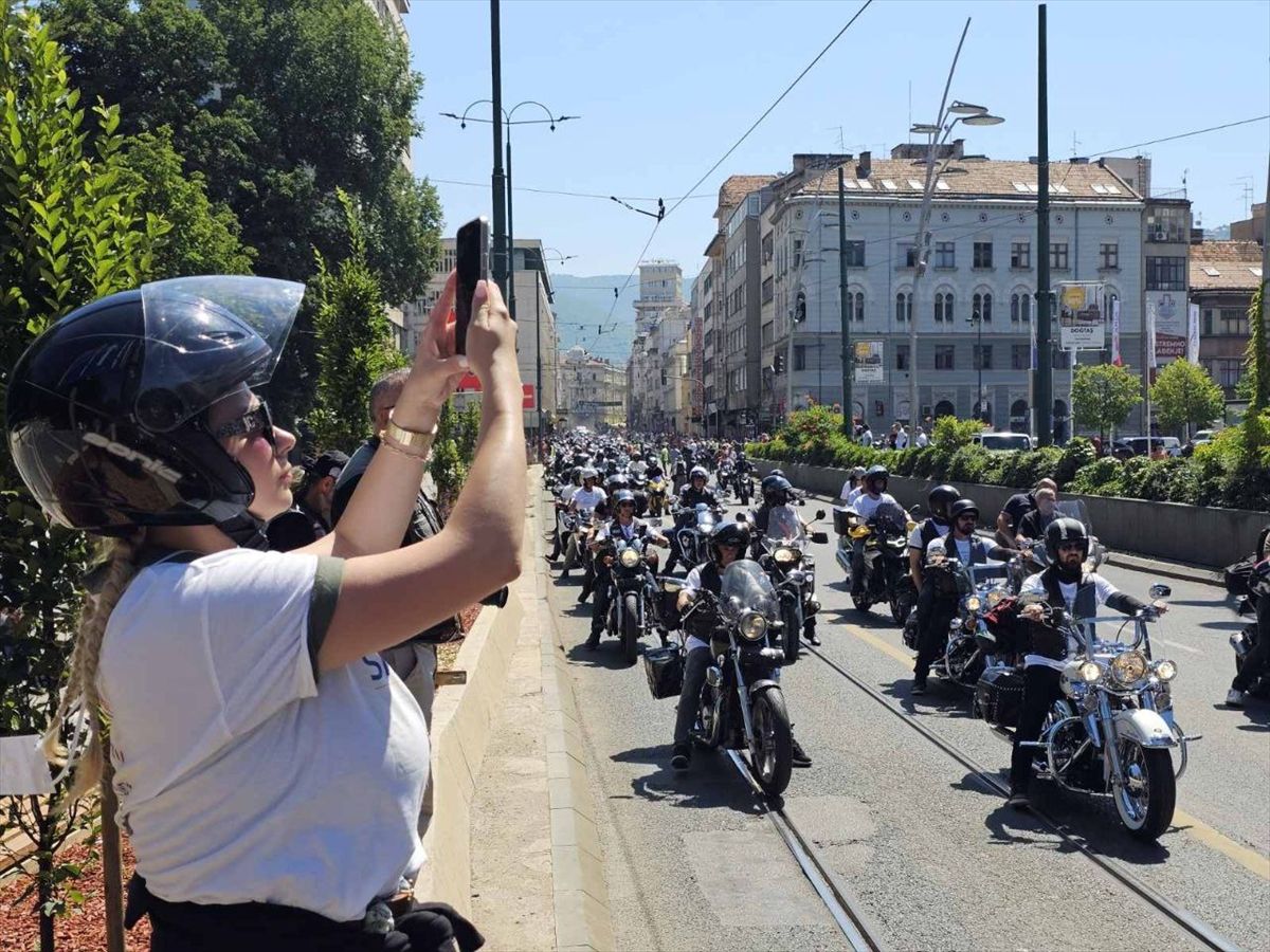 Motociklisti su krenuli s Ilidže, a potom su formirali kolonu te uz policijsku pratnju napravili defile kroz Sarajevo.