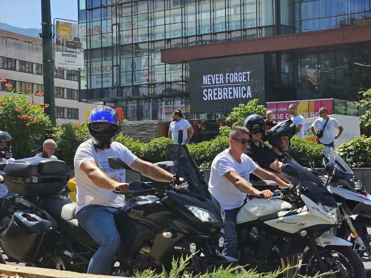 Motociklisti su krenuli s Ilidže, a potom su formirali kolonu te uz policijsku pratnju napravili defile kroz Sarajevo.