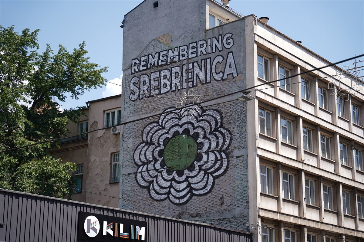 Sirene u Sarajevu: Građani odali počast žrtvama genocida u Srebrenici