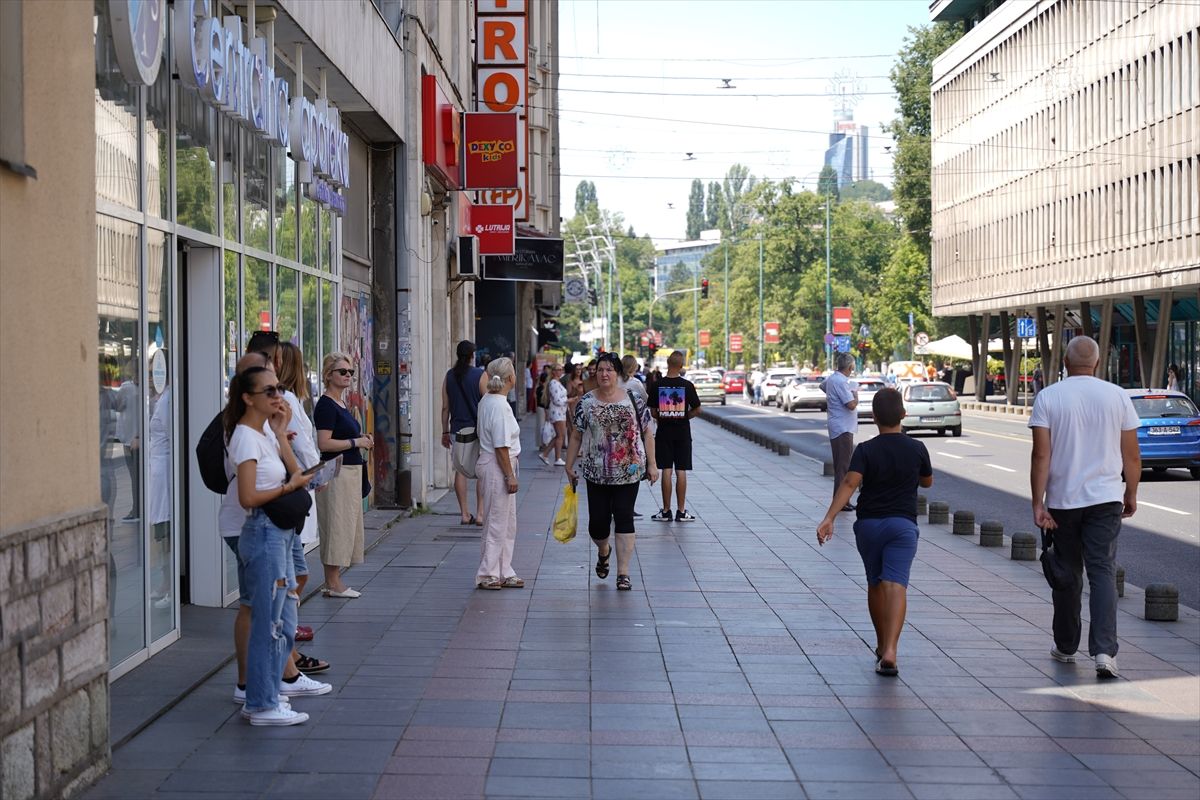 Sirene u Sarajevu: Građani odali počast žrtvama genocida u Srebrenici
