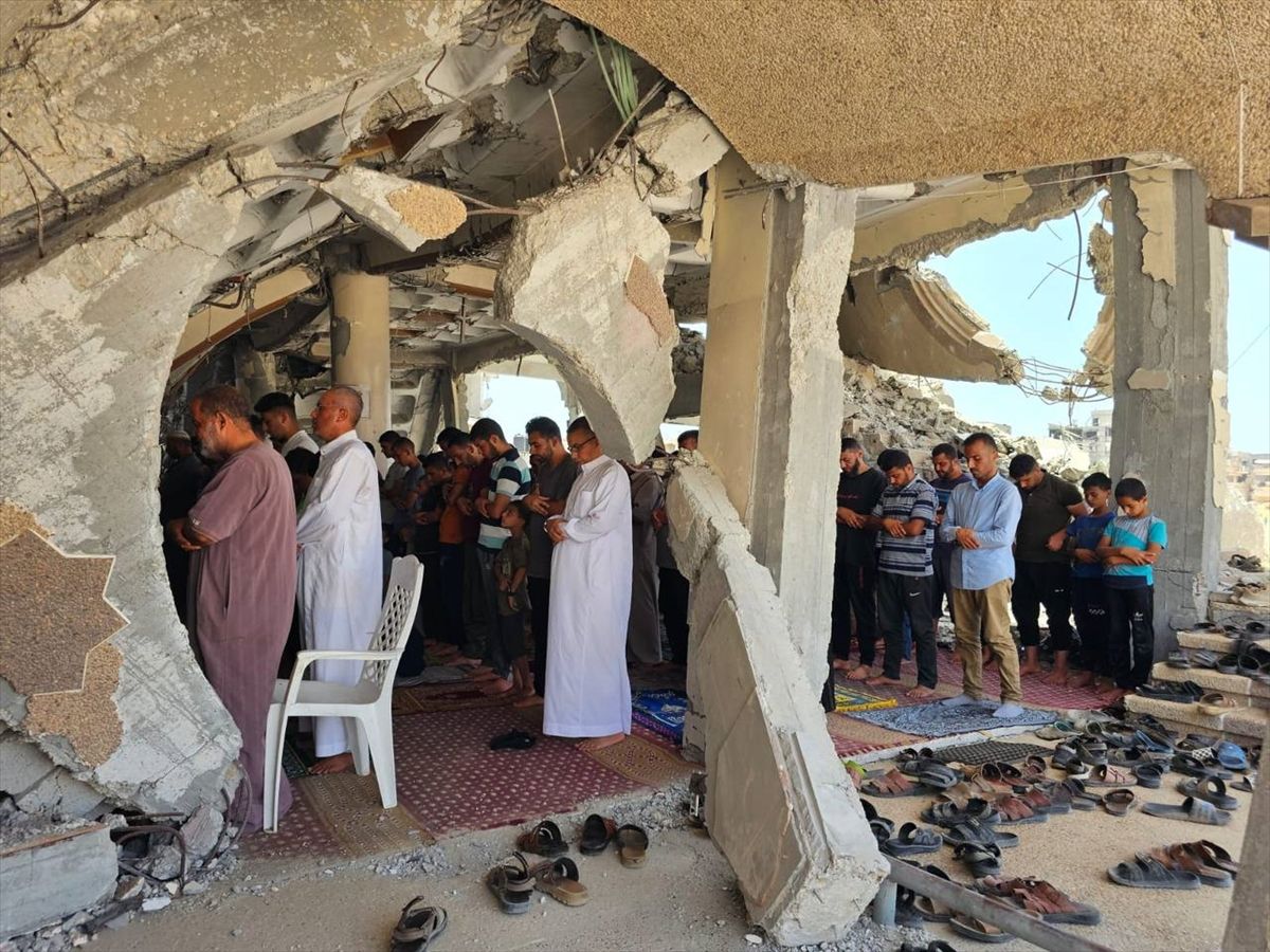 Palestinci u ruševinama džamije u Pojasu Gaze klanjali džuma-namaz