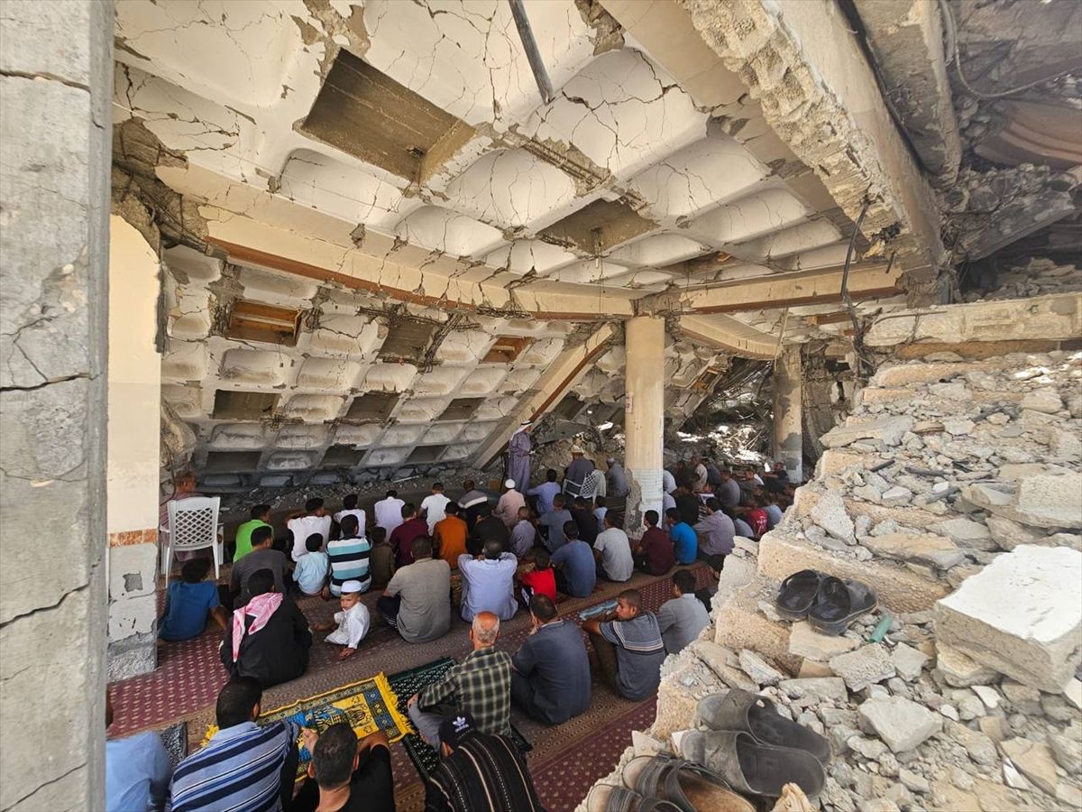 Palestinci u ruševinama džamije u Pojasu Gaze klanjali džuma-namaz