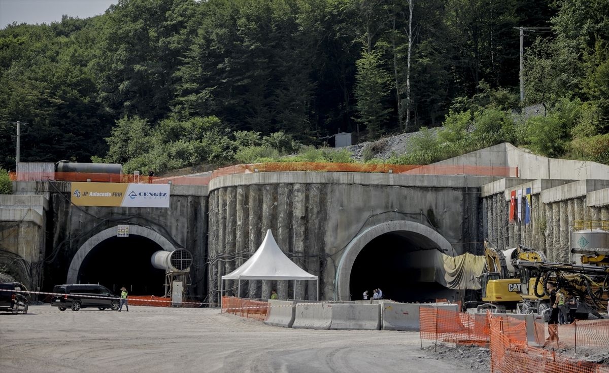 Radi se o trenutno najdužem cestovnom tunelu koji se gradi u BiH na području općine Žepče u sklopu dionice autoceste na Koridoru 5c