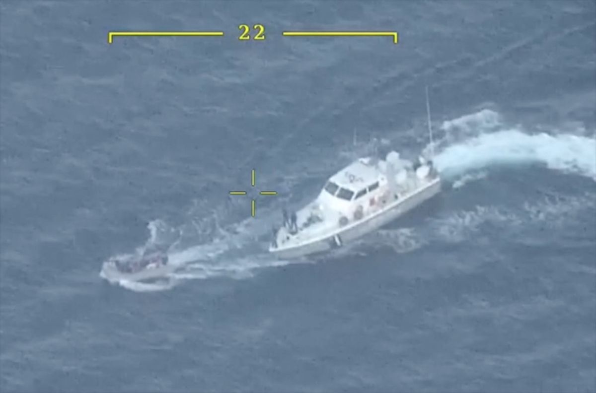 Dronovi su snimili jedinice grčke obalske straže kako guraju čamac s migrantima u turske vode