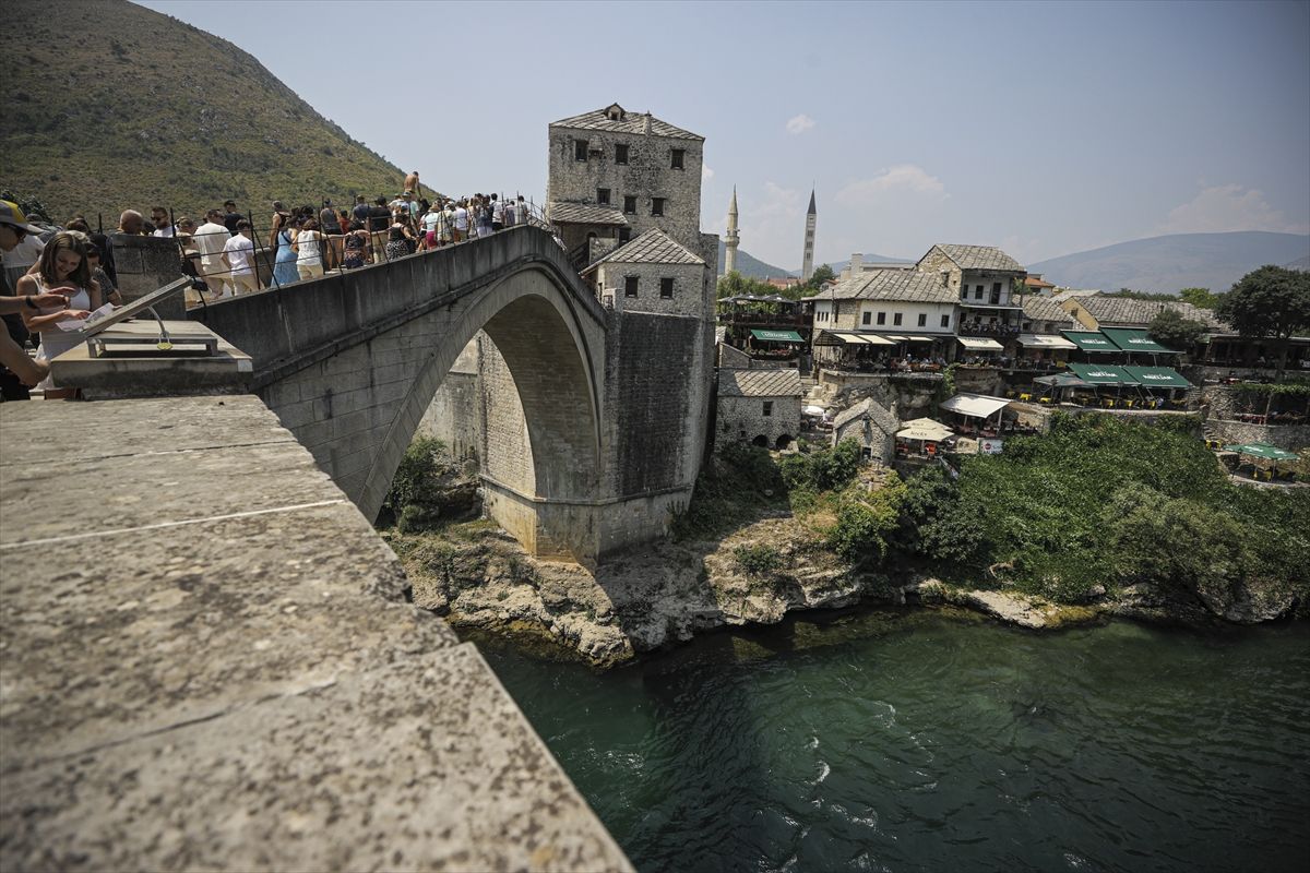 U srcima Mostaraca Stari most je živio i kad je bio srušen: Danas je on simbol mira