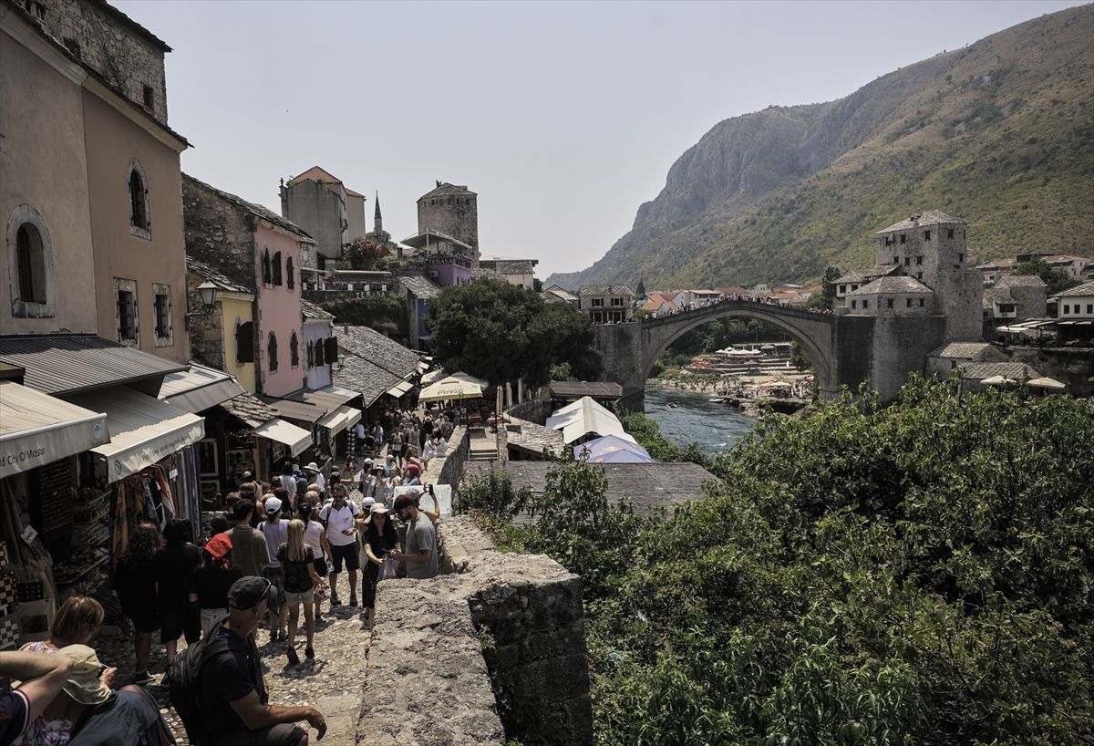 U srcima Mostaraca Stari most je živio i kad je bio srušen: Danas je on simbol mira