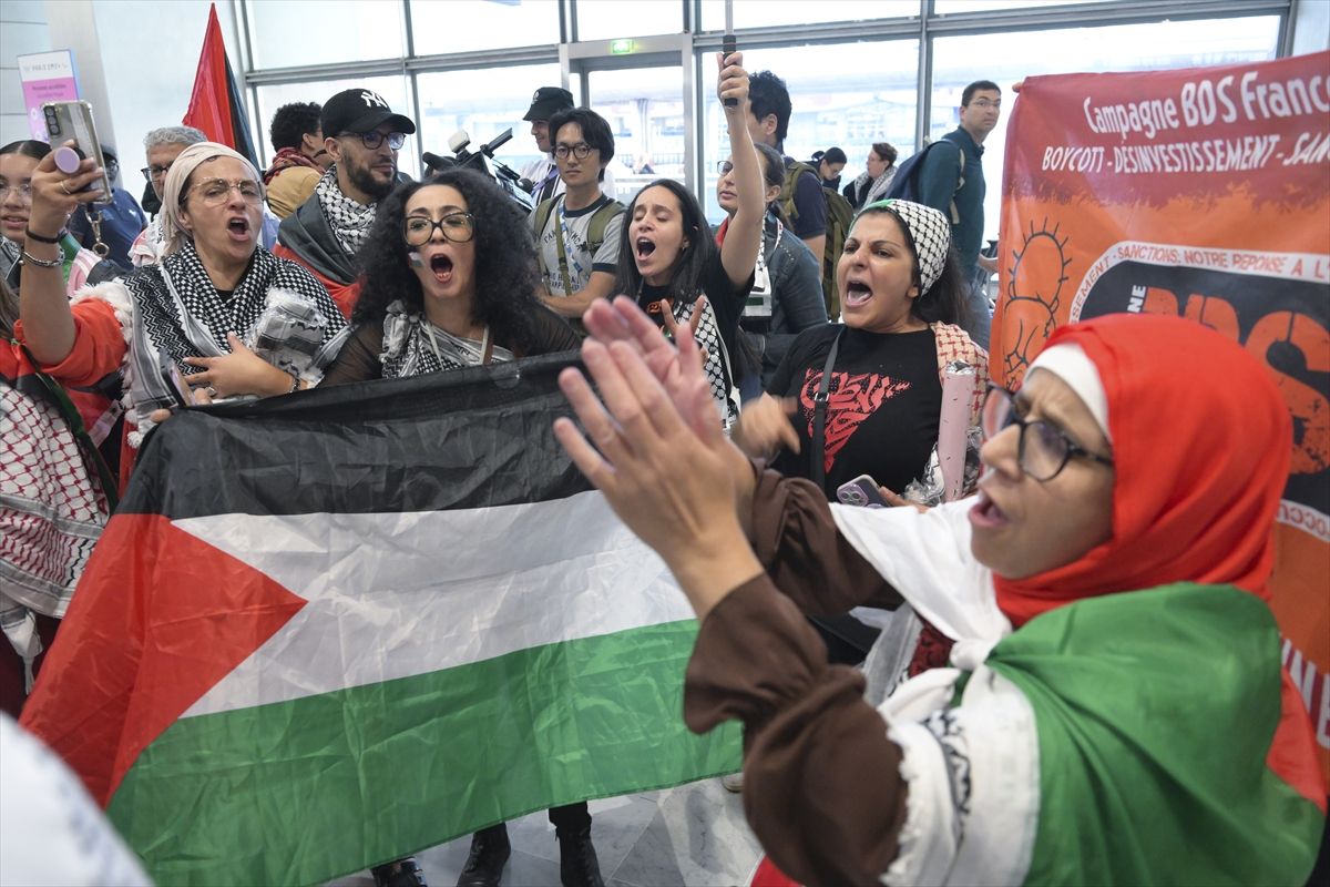 Delegaciju, koju je predvodio predsjednik Palestinskog olimpijskog komiteta Jibril Rajoub, dočekala je palestinska ambasadorica u Parizu Hala Abou-Hassira