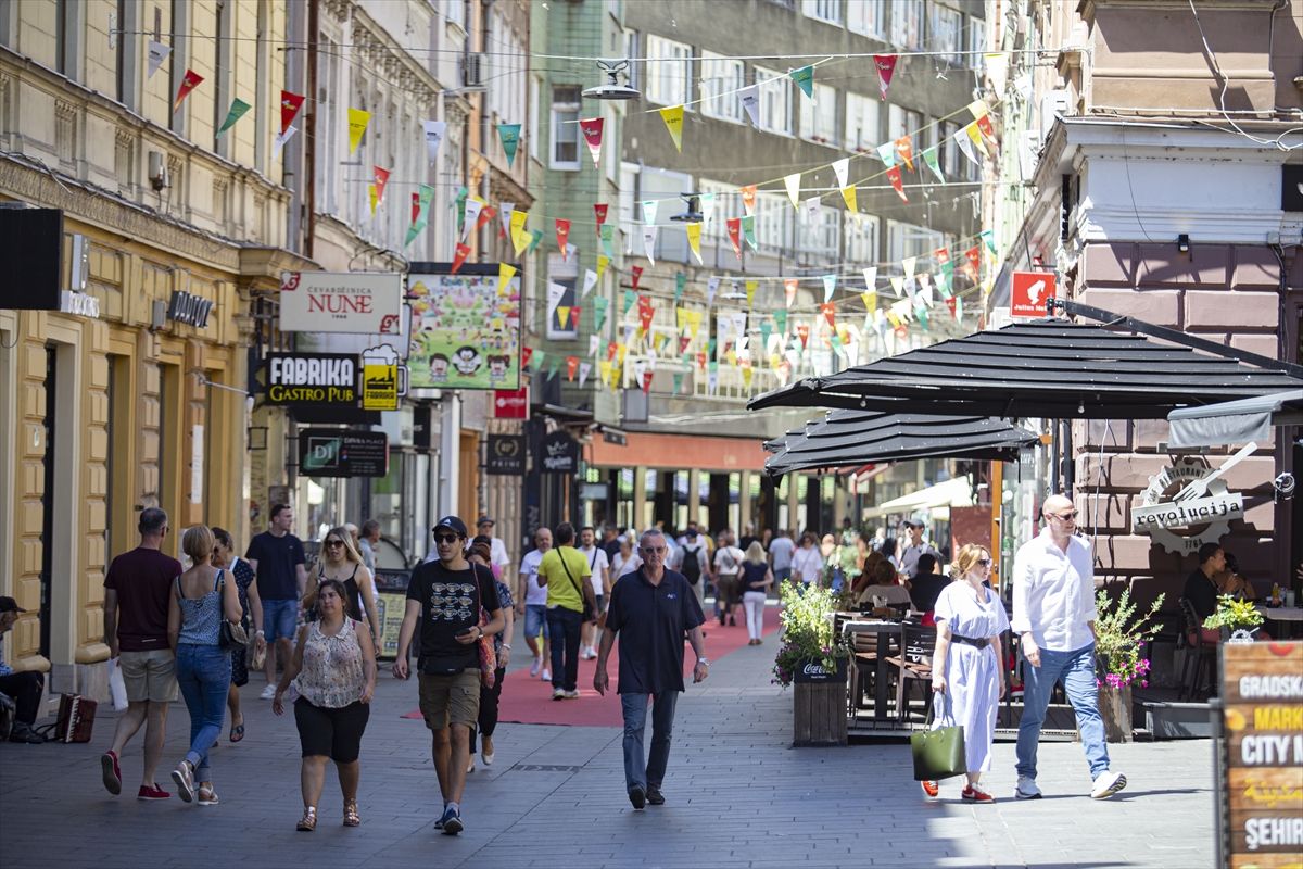Sarajevo vrvi od turista: Ni vrućine ih ne spriječavaju da obiđu znamenitosti