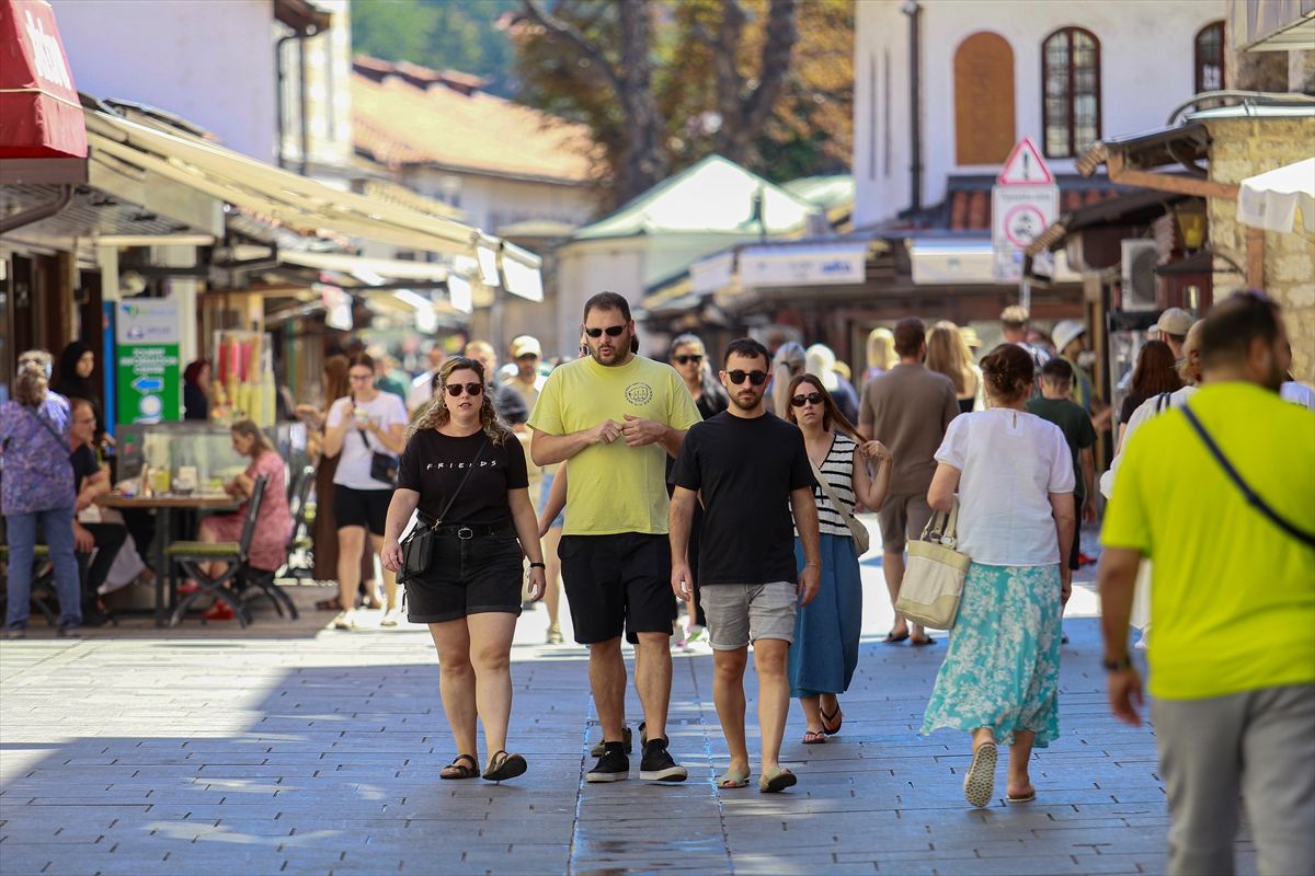Sarajevo vrvi od turista: Ni vrućine ih ne spriječavaju da obiđu znamenitosti