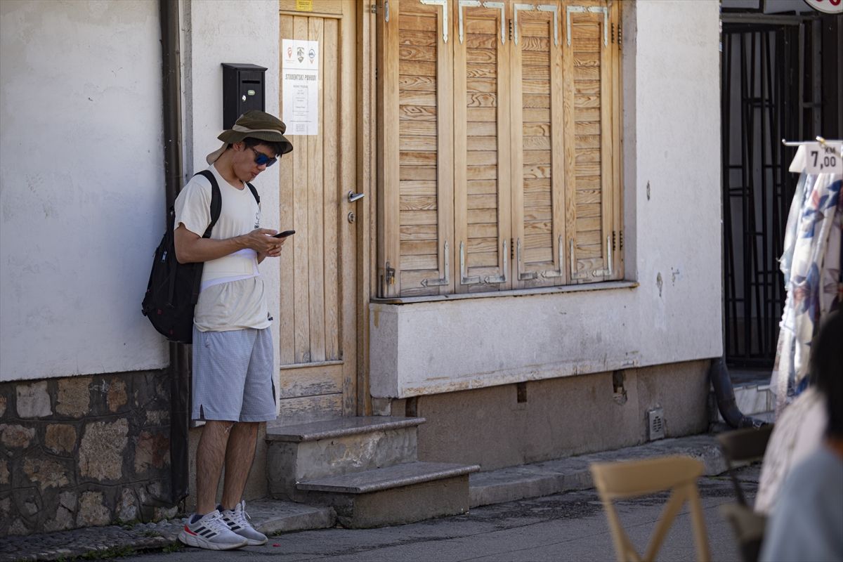 Sarajevo vrvi od turista: Ni vrućine ih ne spriječavaju da obiđu znamenitosti