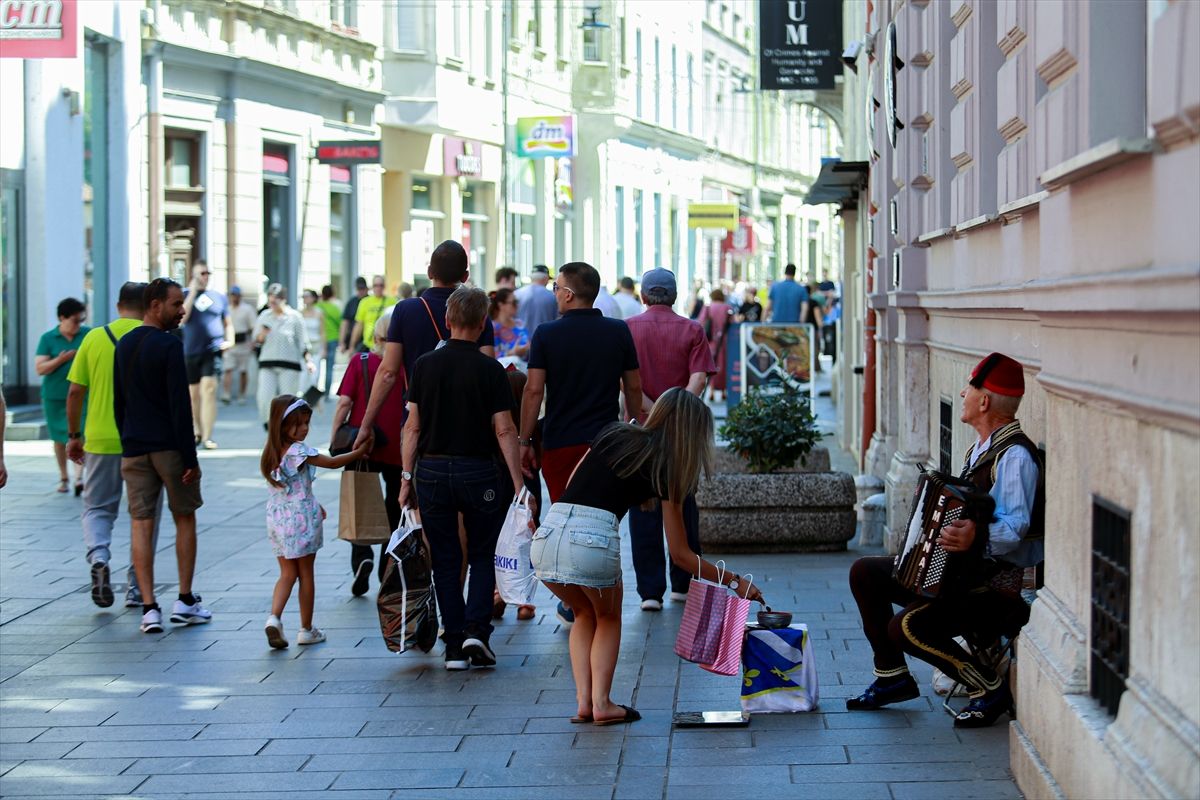 Mnogi su spas od vrućina pronašli u sarajevskim lokalima i restoranima gdje mogu uživati u ukusnoj hrani i ispijanju poznate bosanske kafe.