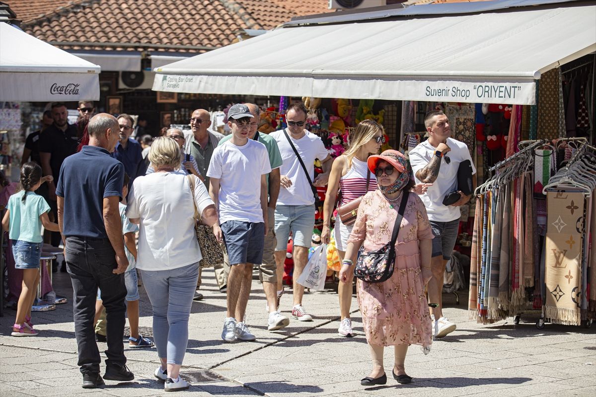 Sarajevo vrvi od turista: Ni vrućine ih ne spriječavaju da obiđu znamenitosti