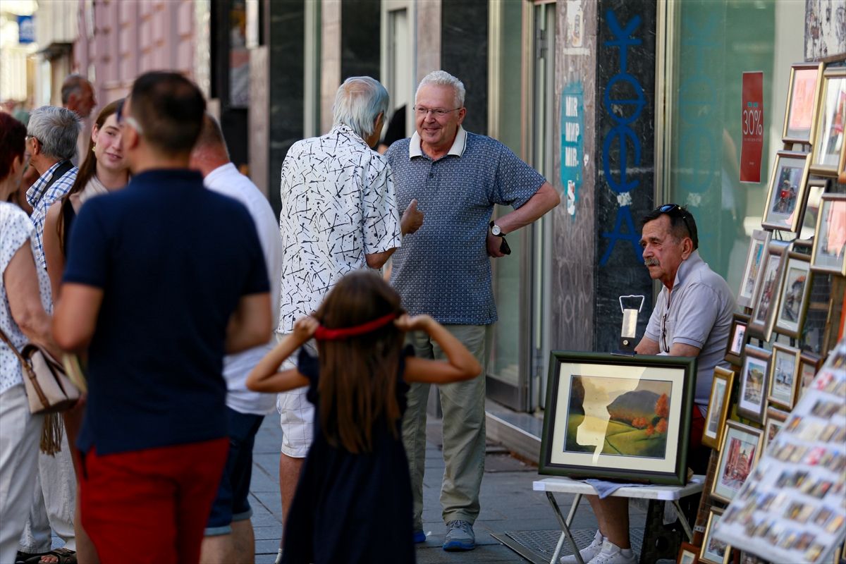 Sarajevo vrvi od turista: Ni vrućine ih ne spriječavaju da obiđu znamenitosti