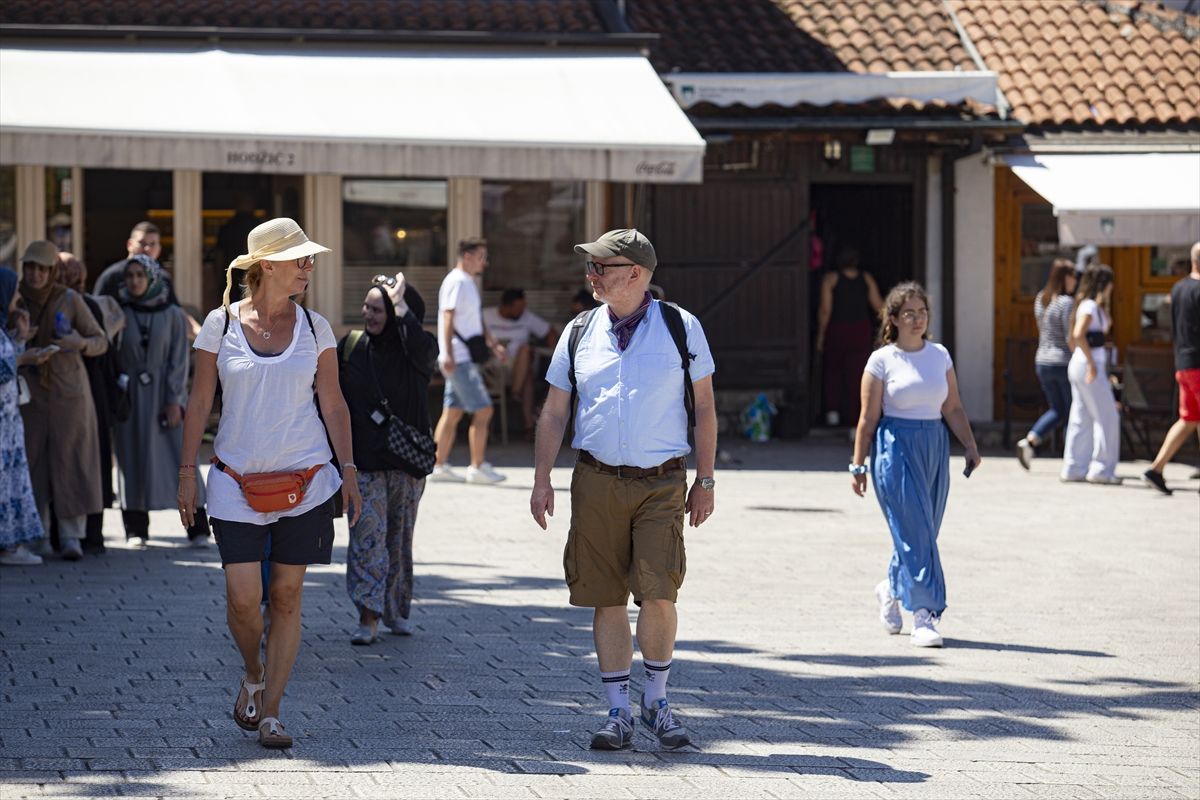 Sarajevo vrvi od turista: Ni vrućine ih ne spriječavaju da obiđu znamenitosti
