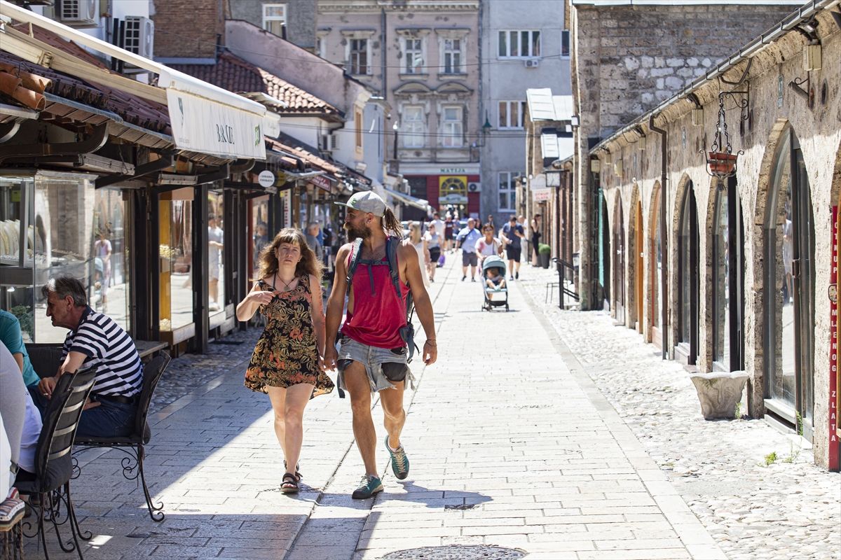 Sarajevo vrvi od turista: Ni vrućine ih ne spriječavaju da obiđu znamenitosti