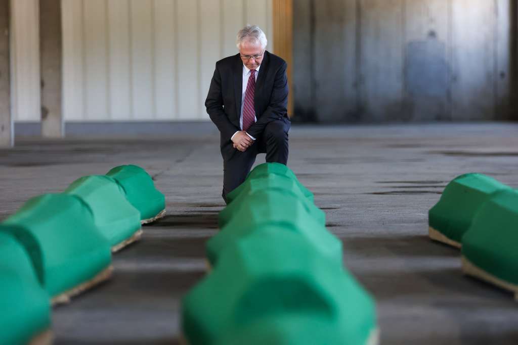 On će se kasnije priključiti učesnicima Marša mira kako bi podržao preživjele i porodice žrtava