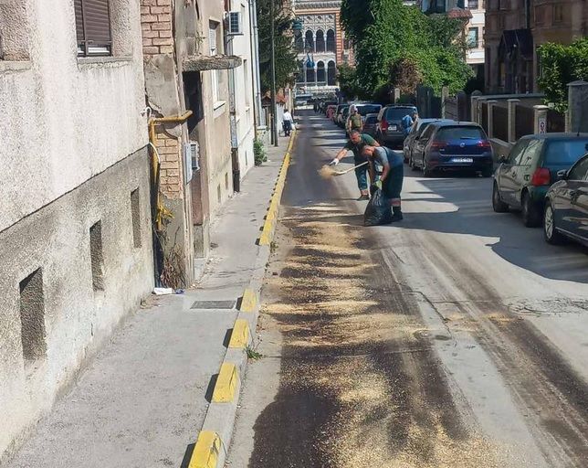 Radnici Radne jedinice Stari Grad posipaju pilotom i pijeskom kako bi pokupili motorno ulje koje je iscurilo, naveli su iz 'Rada'