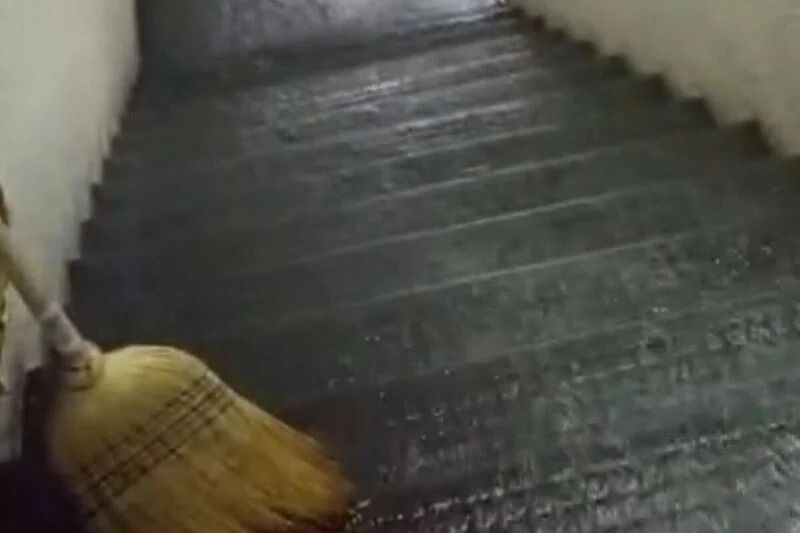 Vidi se ogromna količina vode koja teče hodnicima i sliva se niz stepenice